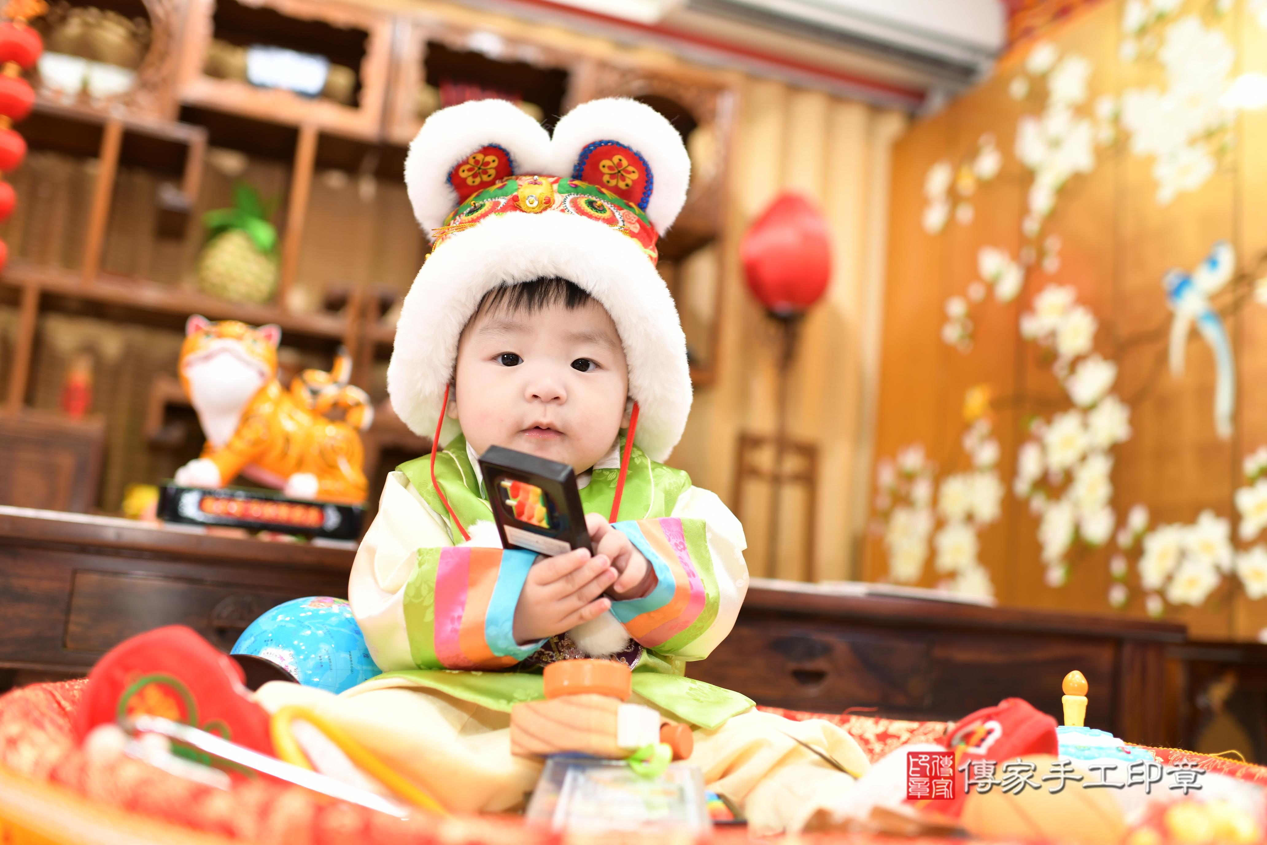 傳家手工印章台南店、抓周、度脺、中國風會場、傳家嬰兒古禮、吉祥話、抓周道具物品24種、拍照。抓周證書。寶寶抓周、滿周歲、生日快樂、祝福