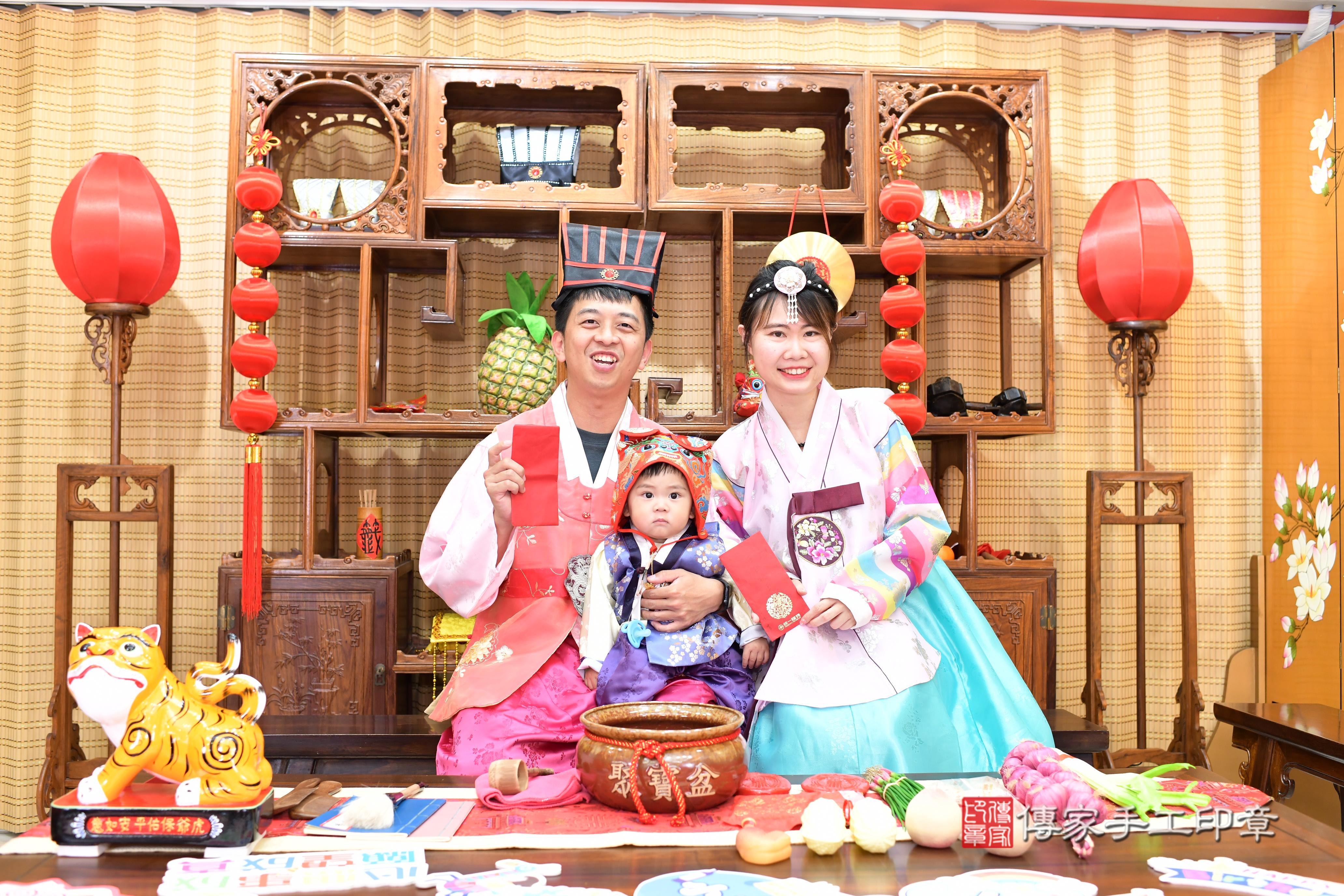 傳家手工印章台南店、抓周、度脺、中國風會場、傳家嬰兒古禮、吉祥話、抓周道具物品24種、拍照。抓周證書。寶寶抓周、滿周歲、生日快樂、祝福