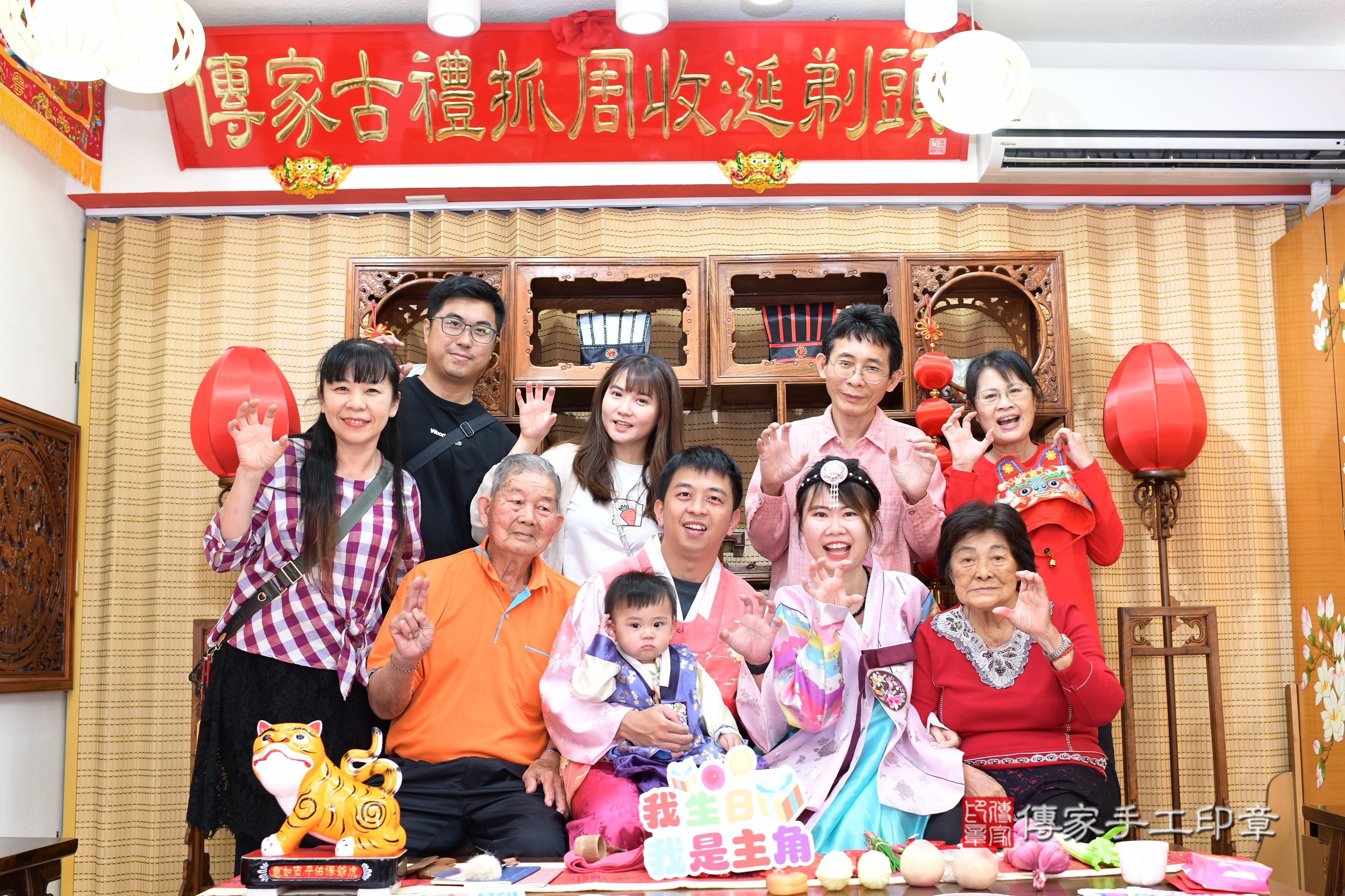 傳家手工印章台南店、抓周、度脺、中國風會場、傳家嬰兒古禮、吉祥話、抓周道具物品24種、拍照。抓周證書。寶寶抓周、滿周歲、生日快樂、祝福