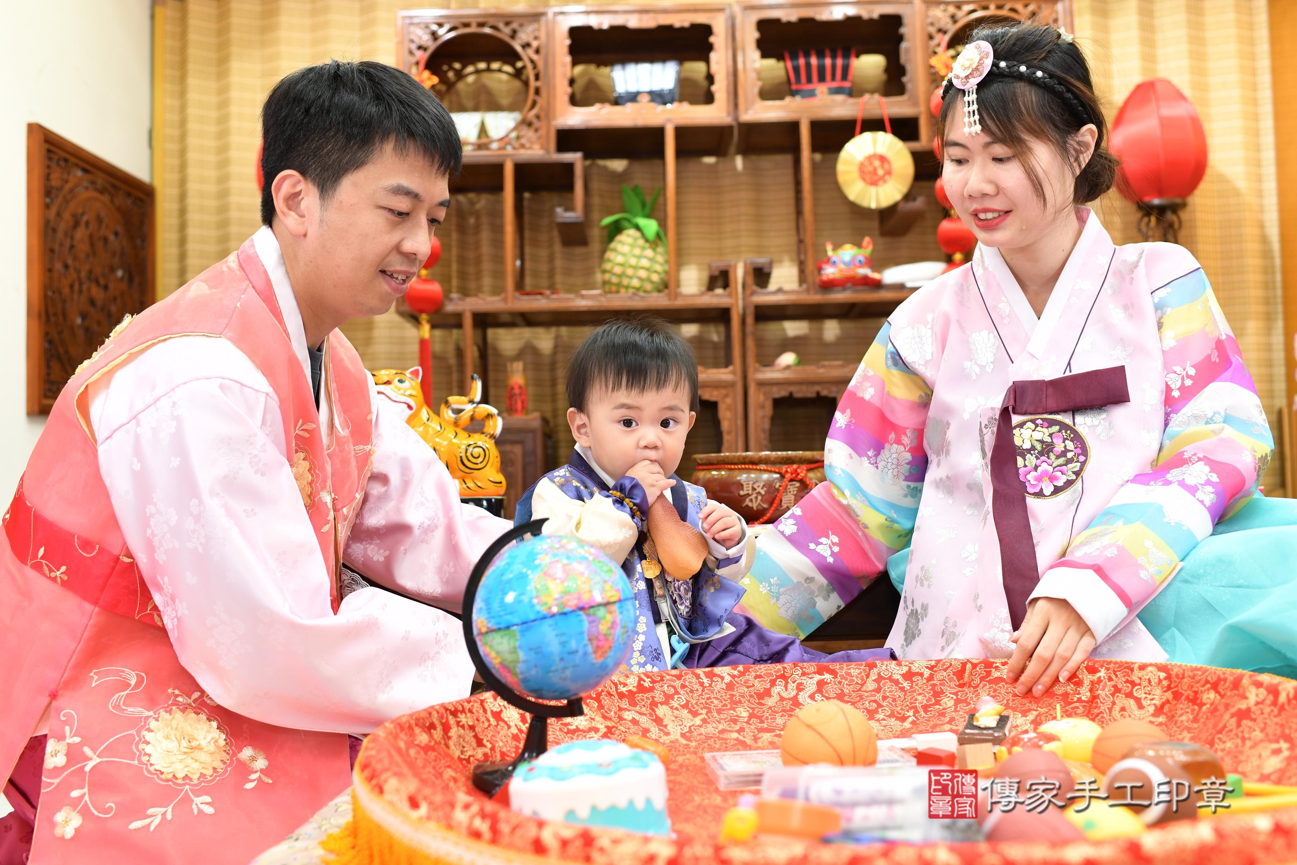 傳家手工印章台南店、抓周、度脺、中國風會場、傳家嬰兒古禮、吉祥話、抓周道具物品24種、拍照。抓周證書。寶寶抓周、滿周歲、生日快樂、祝福