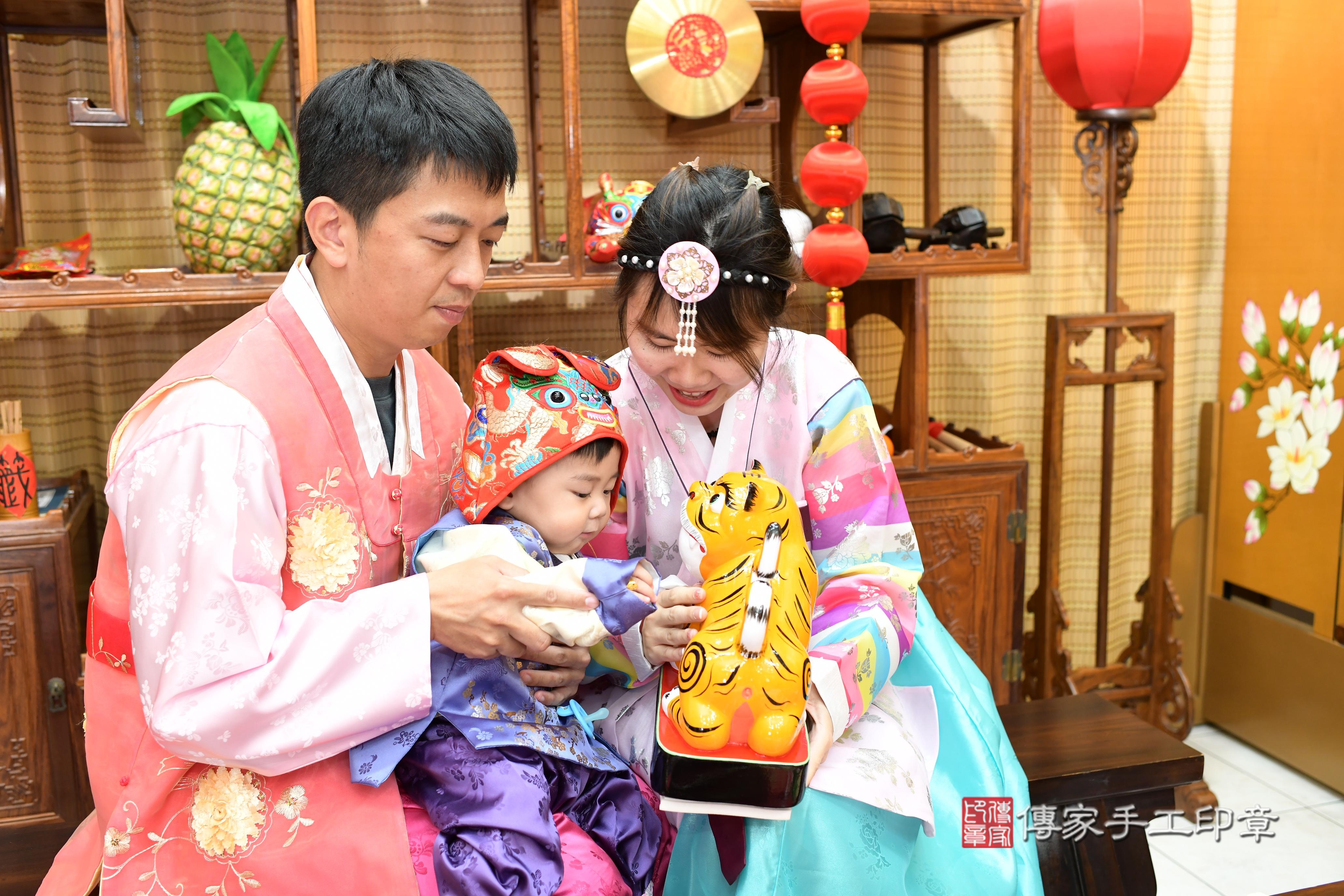 傳家手工印章台南店、抓周、度脺、中國風會場、傳家嬰兒古禮、吉祥話、抓周道具物品24種、拍照。抓周證書。寶寶抓周、滿周歲、生日快樂、祝福