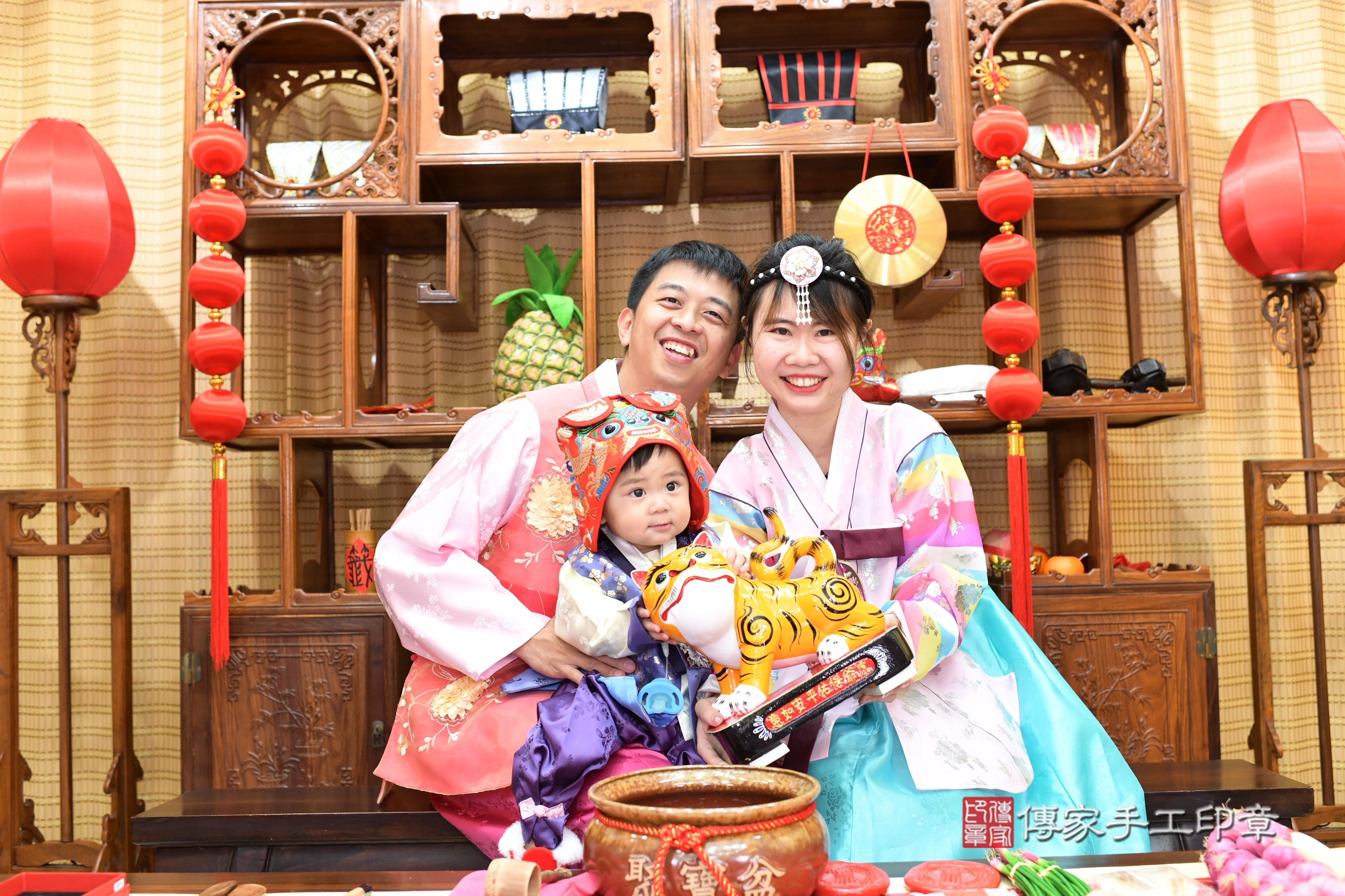 傳家手工印章台南店、抓周、度脺、中國風會場、傳家嬰兒古禮、吉祥話、抓周道具物品24種、拍照。抓周證書。寶寶抓周、滿周歲、生日快樂、祝福