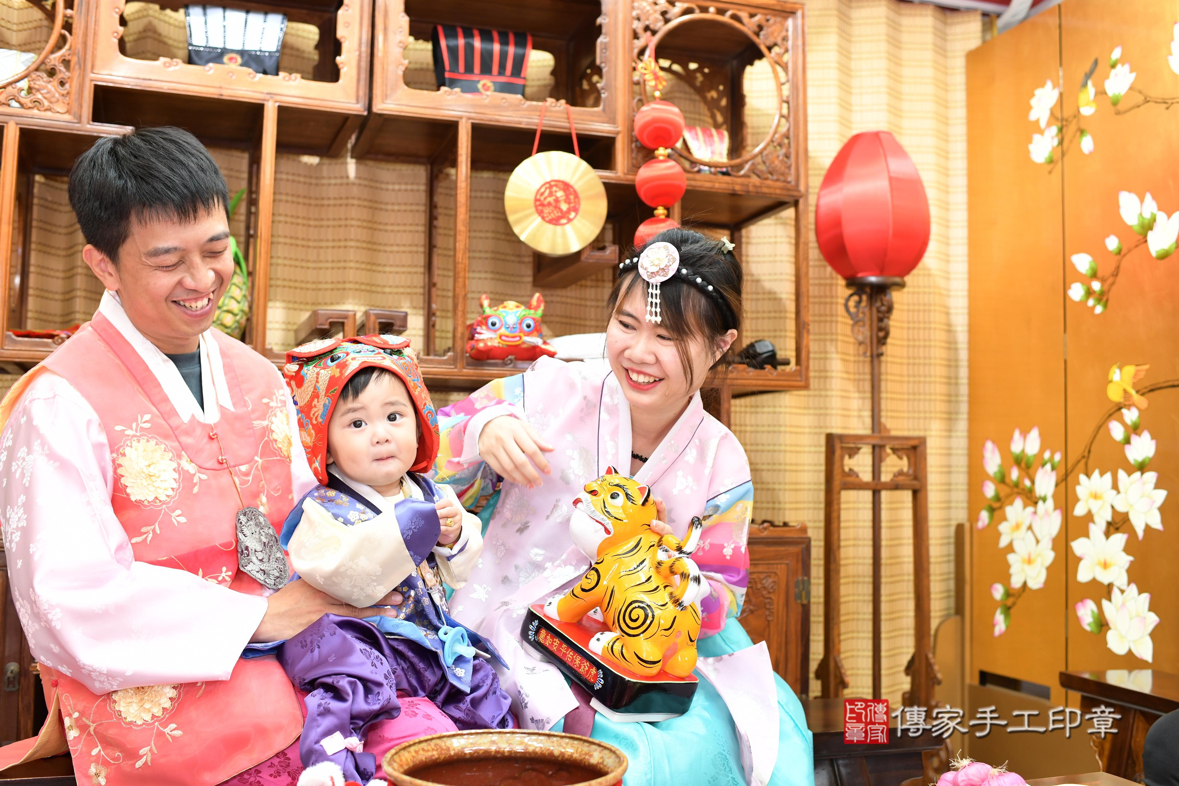 傳家手工印章台南店、抓周、度脺、中國風會場、傳家嬰兒古禮、吉祥話、抓周道具物品24種、拍照。抓周證書。寶寶抓周、滿周歲、生日快樂、祝福