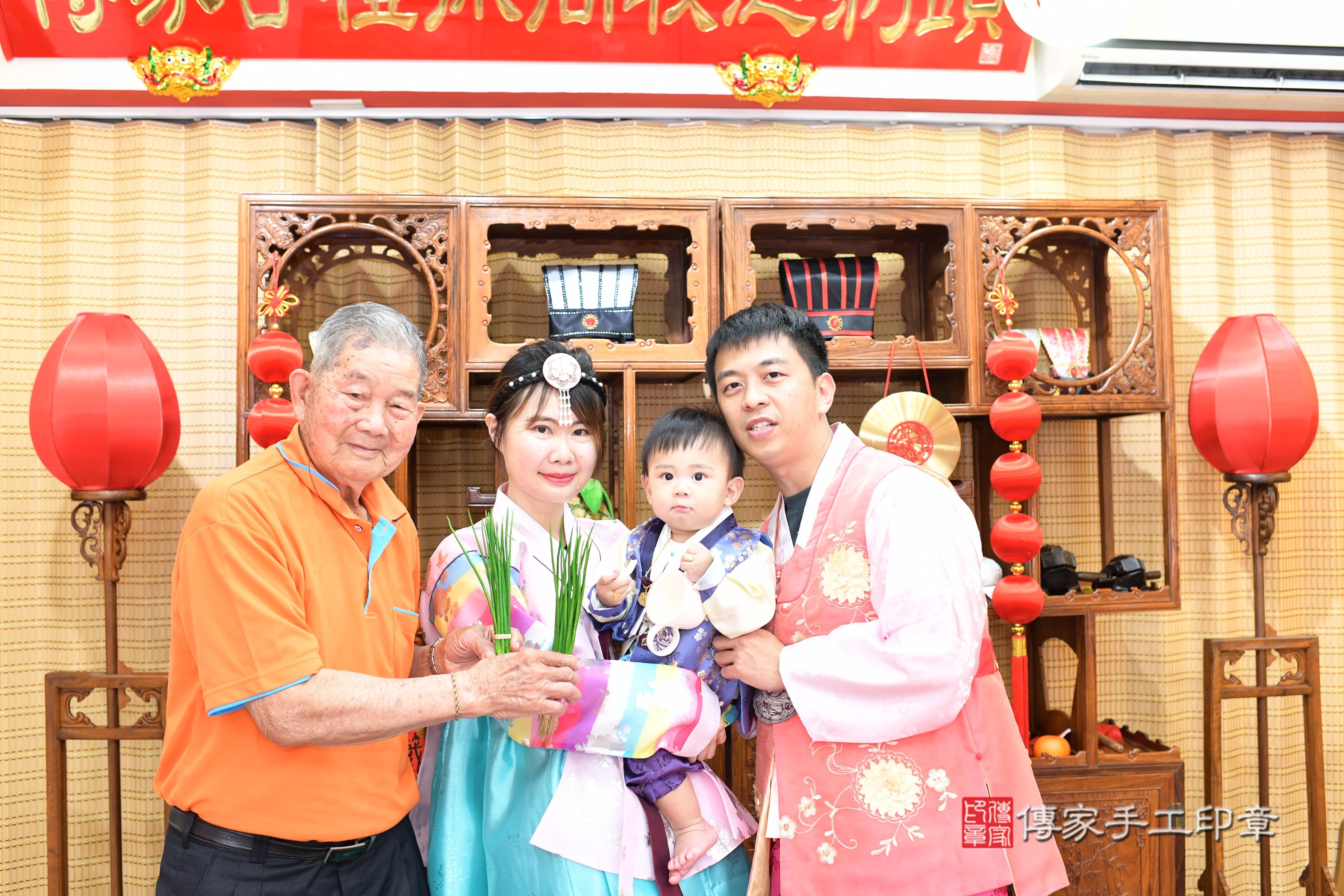 傳家手工印章台南店、抓周、度脺、中國風會場、傳家嬰兒古禮、吉祥話、抓周道具物品24種、拍照。抓周證書。寶寶抓周、滿周歲、生日快樂、祝福