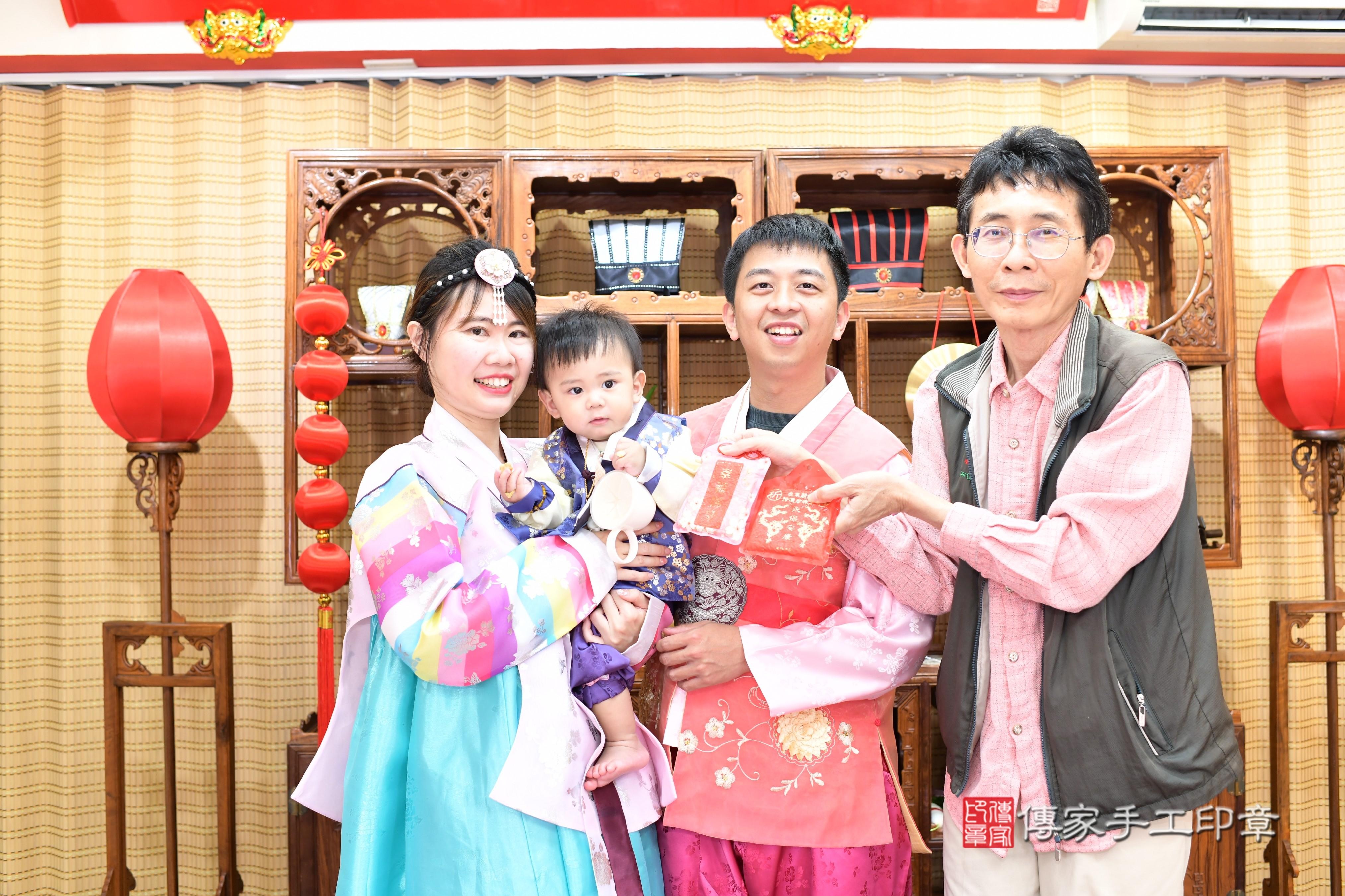 傳家手工印章台南店、抓周、度脺、中國風會場、傳家嬰兒古禮、吉祥話、抓周道具物品24種、拍照。抓周證書。寶寶抓周、滿周歲、生日快樂、祝福