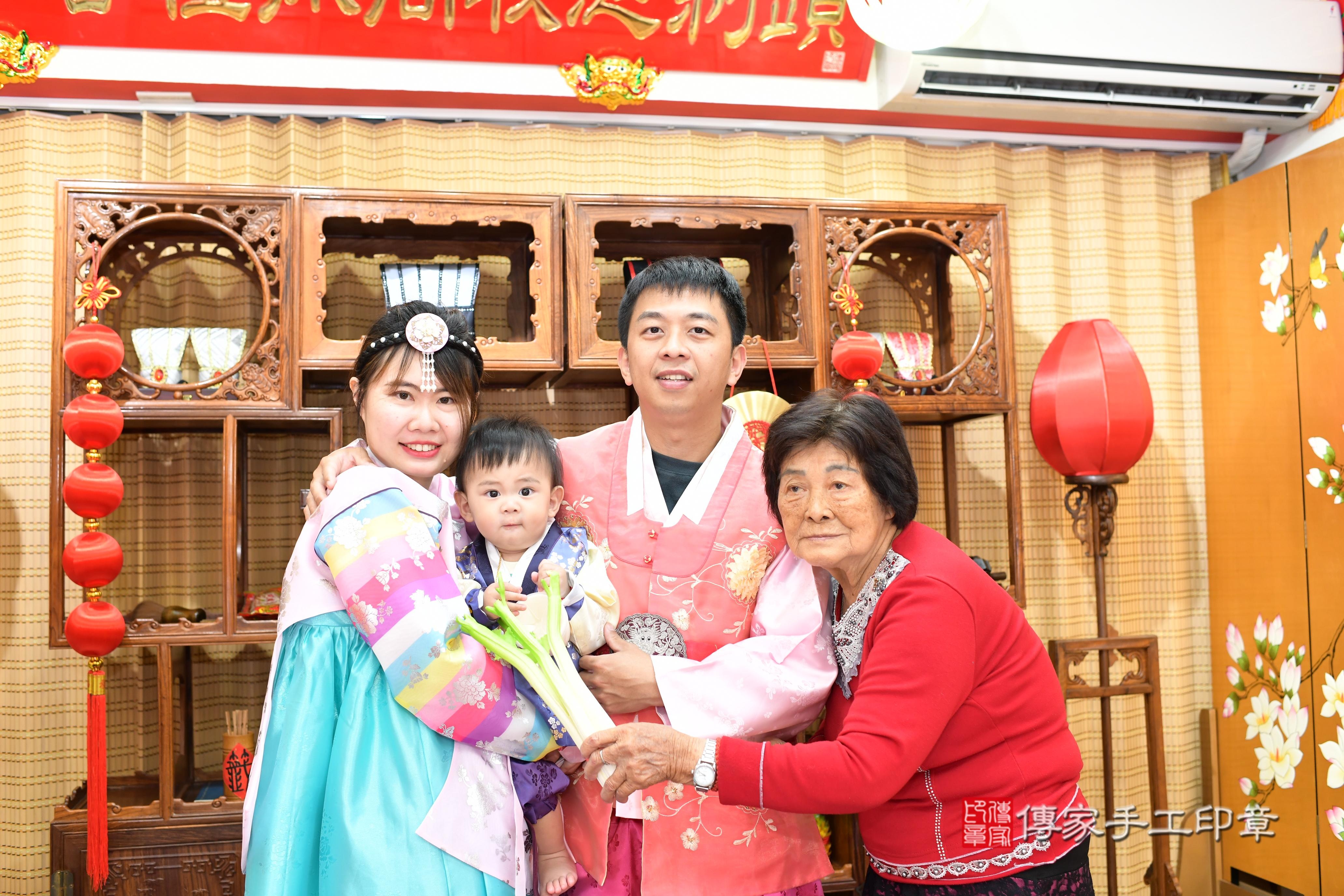 傳家手工印章台南店、抓周、度脺、中國風會場、傳家嬰兒古禮、吉祥話、抓周道具物品24種、拍照。抓周證書。寶寶抓周、滿周歲、生日快樂、祝福