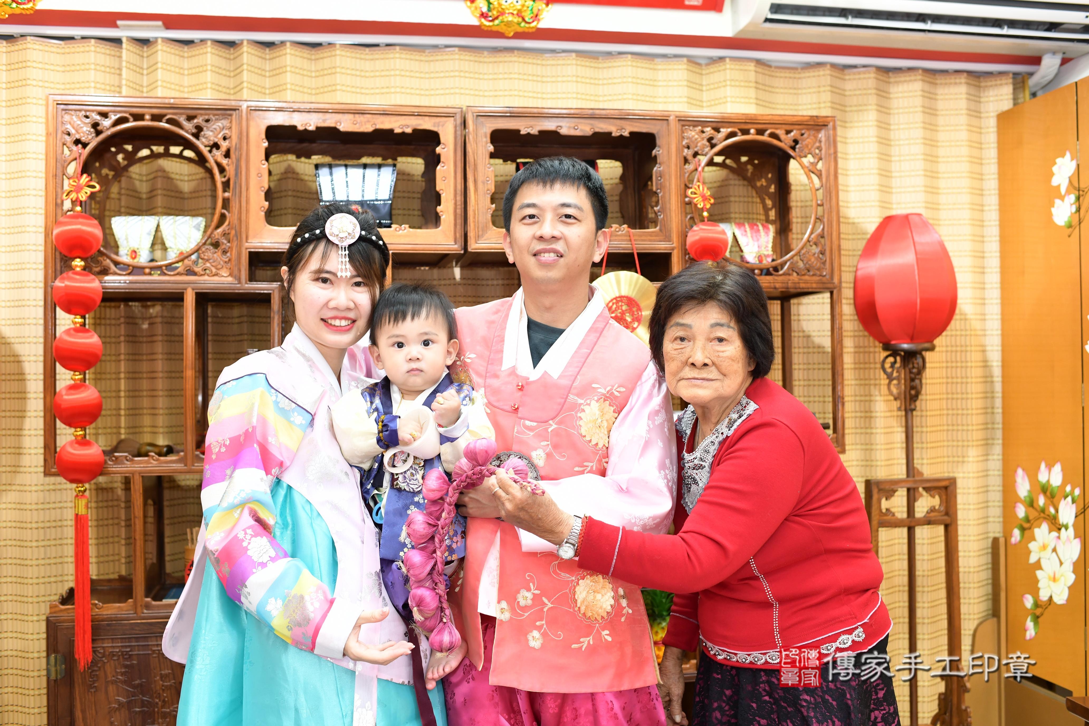 傳家手工印章台南店、抓周、度脺、中國風會場、傳家嬰兒古禮、吉祥話、抓周道具物品24種、拍照。抓周證書。寶寶抓周、滿周歲、生日快樂、祝福