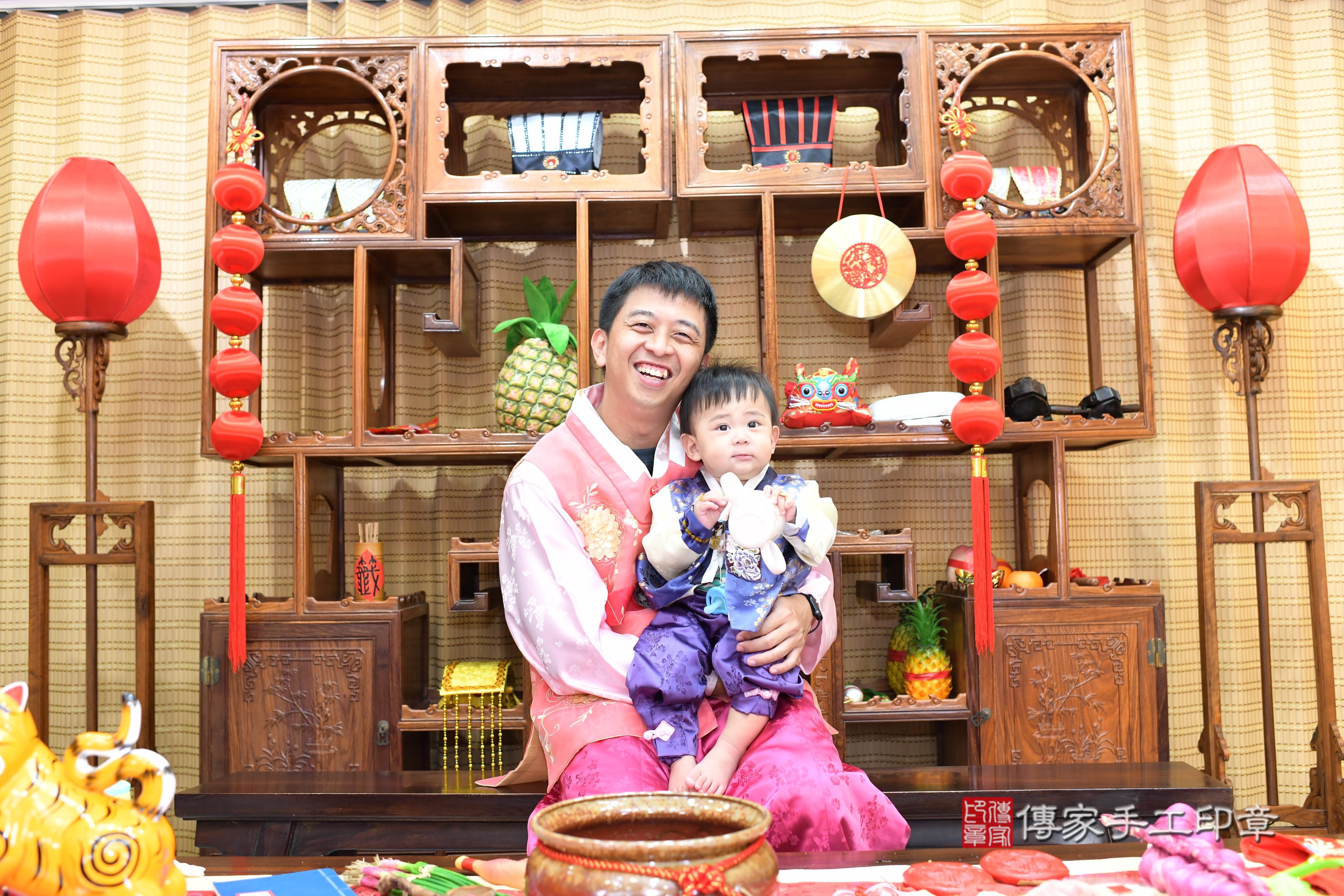 傳家手工印章台南店、抓周、度脺、中國風會場、傳家嬰兒古禮、吉祥話、抓周道具物品24種、拍照。抓周證書。寶寶抓周、滿周歲、生日快樂、祝福