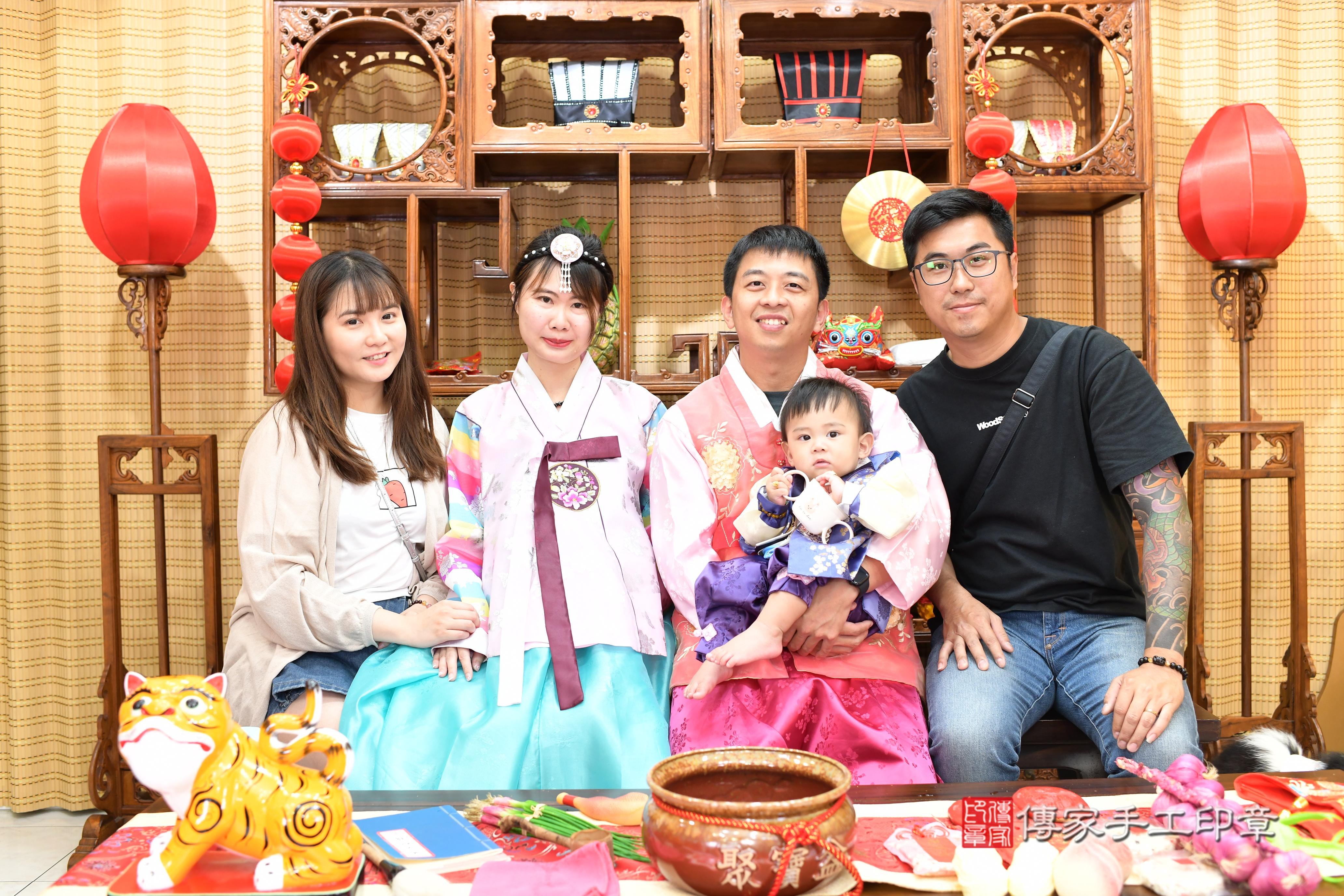 傳家手工印章台南店、抓周、度脺、中國風會場、傳家嬰兒古禮、吉祥話、抓周道具物品24種、拍照。抓周證書。寶寶抓周、滿周歲、生日快樂、祝福