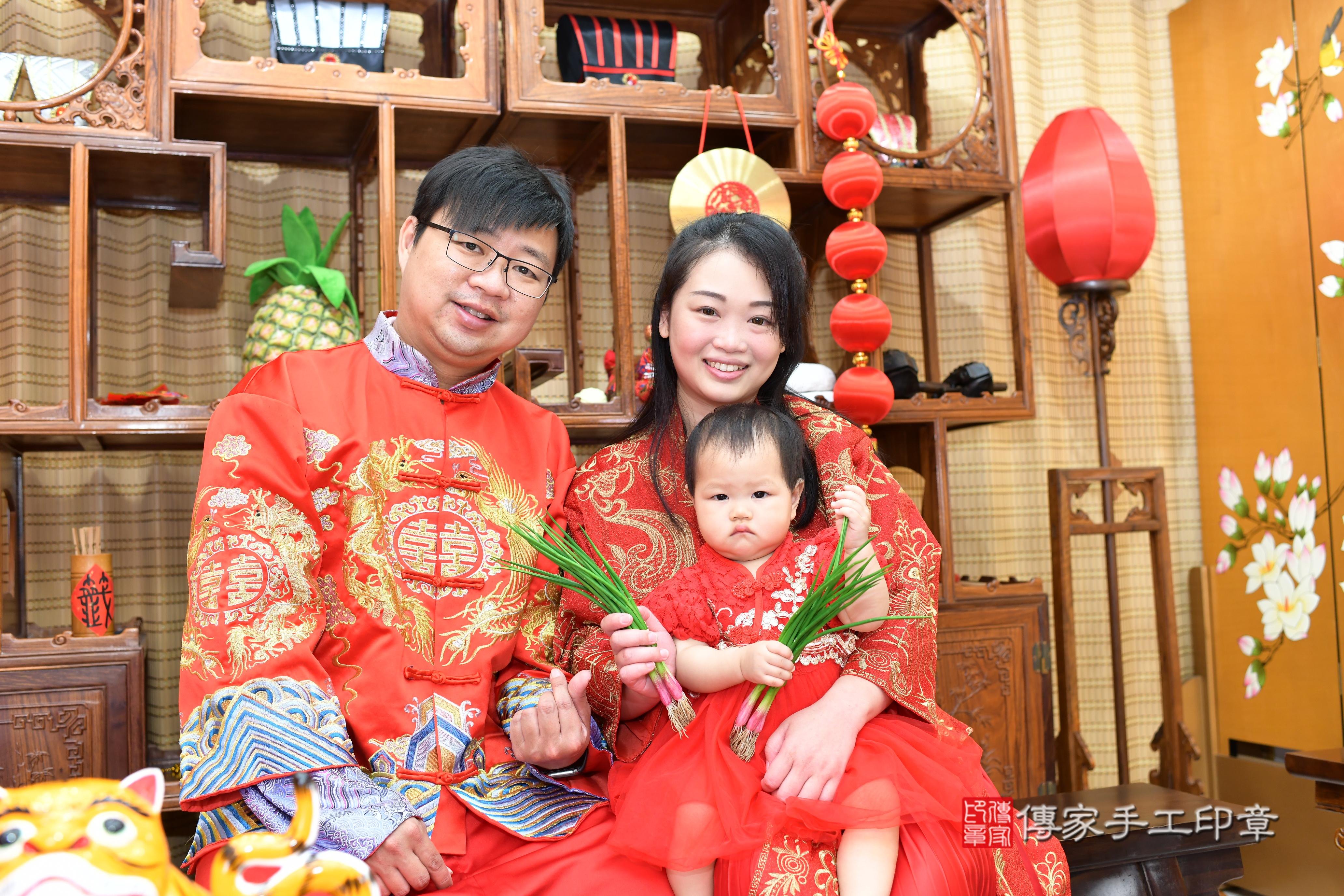 傳家手工印章台南店、抓周、度脺、中國風會場、傳家嬰兒古禮、吉祥話、抓周道具物品24種、拍照。抓周證書。寶寶抓周、滿周歲、生日快樂、祝福