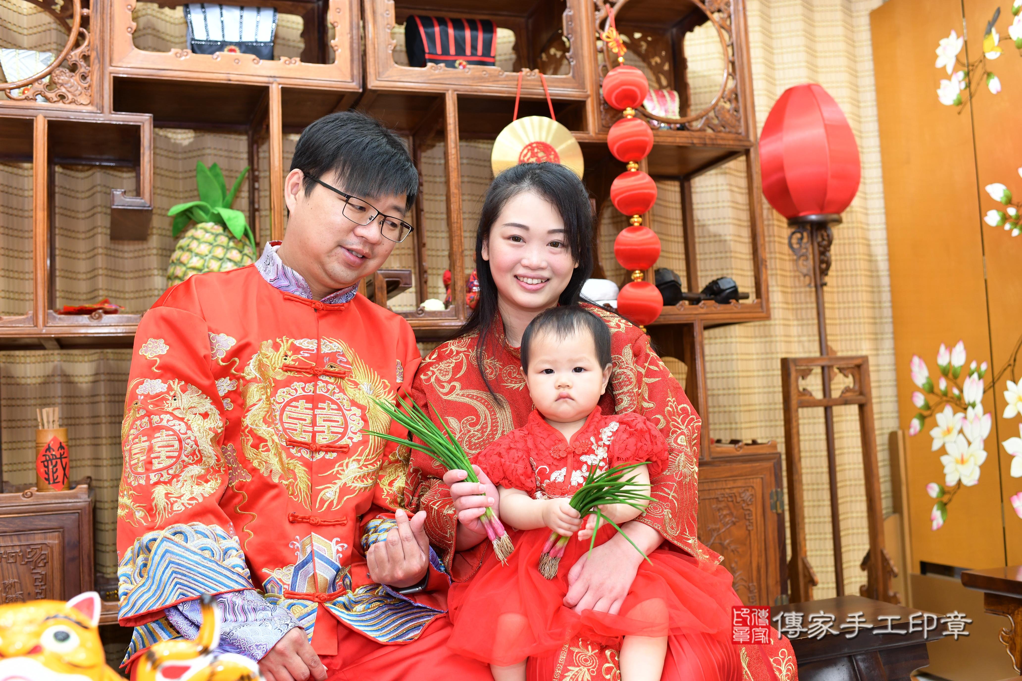 傳家手工印章台南店、抓周、度脺、中國風會場、傳家嬰兒古禮、吉祥話、抓周道具物品24種、拍照。抓周證書。寶寶抓周、滿周歲、生日快樂、祝福