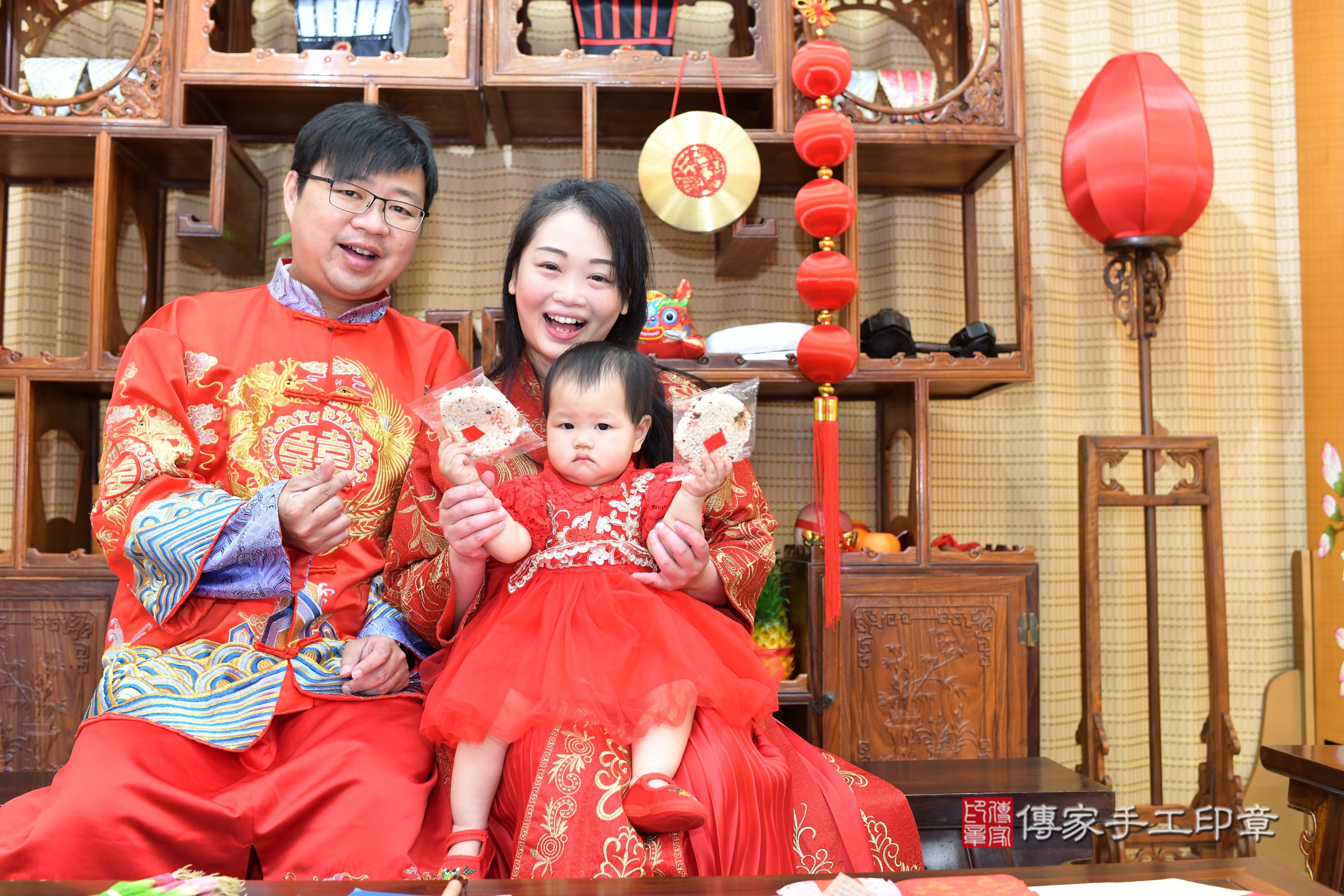 傳家手工印章台南店、抓周、度脺、中國風會場、傳家嬰兒古禮、吉祥話、抓周道具物品24種、拍照。抓周證書。寶寶抓周、滿周歲、生日快樂、祝福