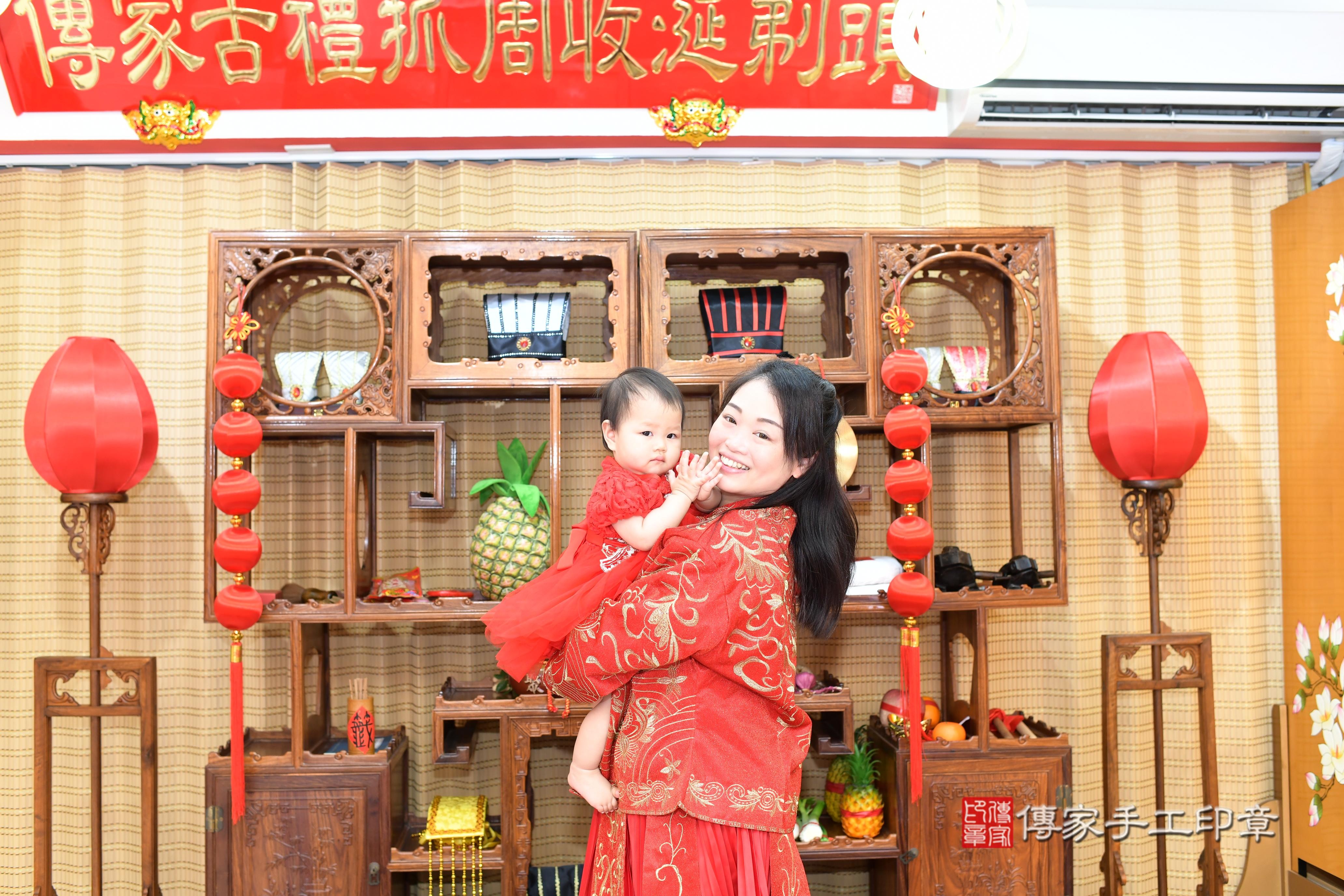 傳家手工印章台南店、抓周、度脺、中國風會場、傳家嬰兒古禮、吉祥話、抓周道具物品24種、拍照。抓周證書。寶寶抓周、滿周歲、生日快樂、祝福