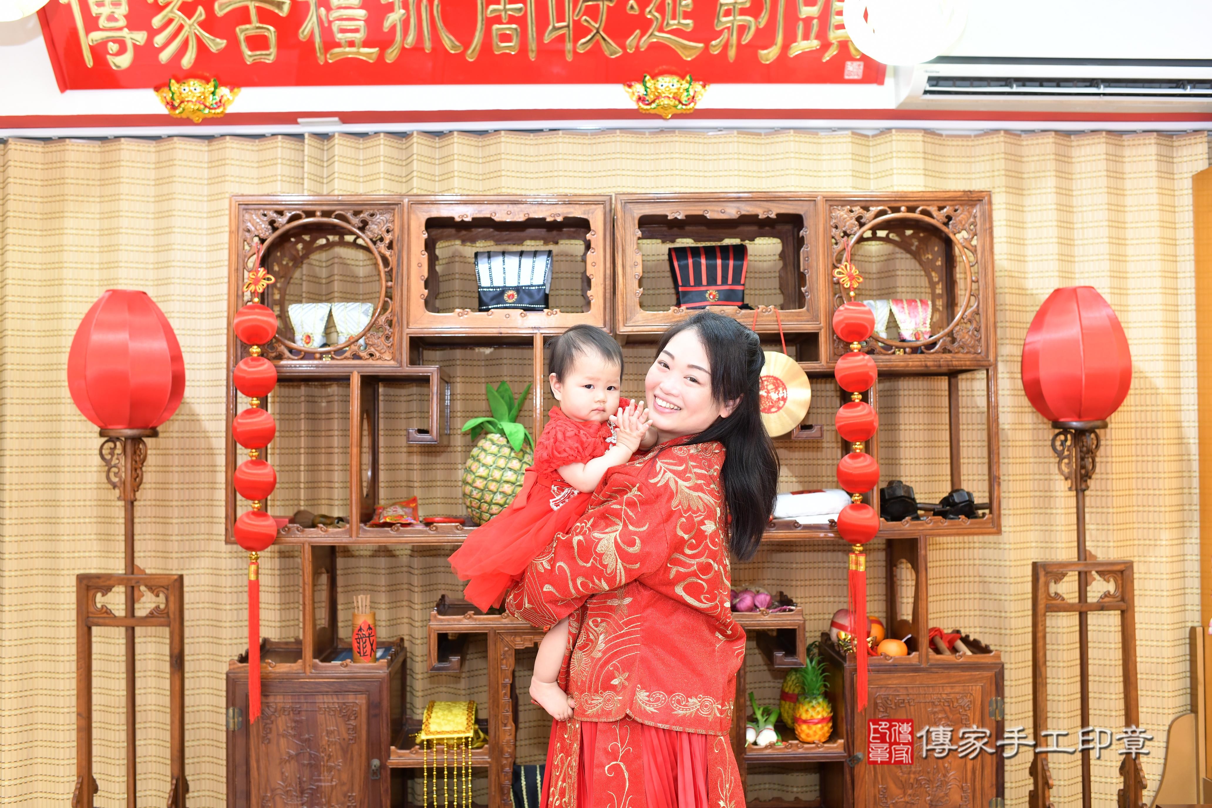 傳家手工印章台南店、抓周、度脺、中國風會場、傳家嬰兒古禮、吉祥話、抓周道具物品24種、拍照。抓周證書。寶寶抓周、滿周歲、生日快樂、祝福