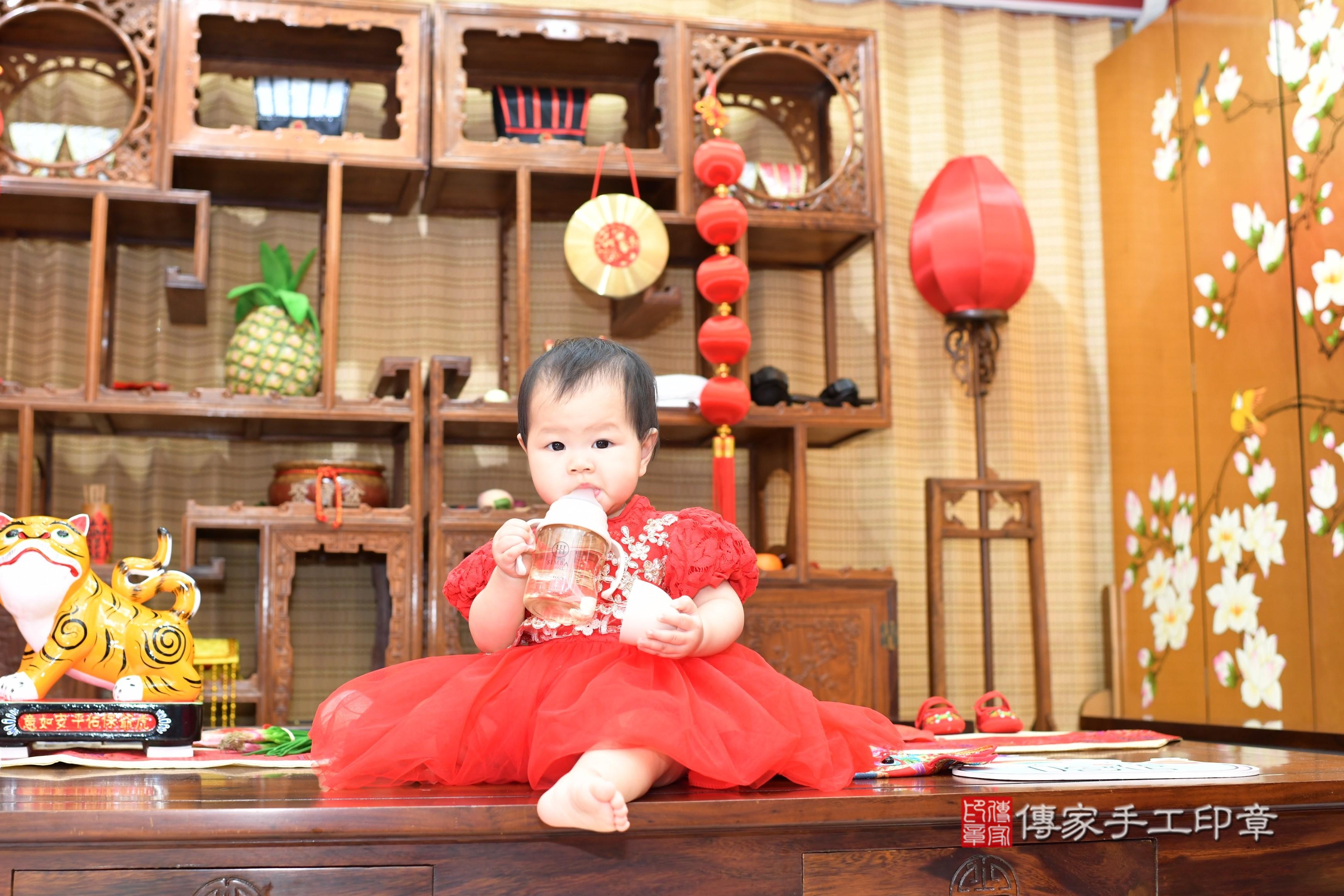 傳家手工印章台南店、抓周、度脺、中國風會場、傳家嬰兒古禮、吉祥話、抓周道具物品24種、拍照。抓周證書。寶寶抓周、滿周歲、生日快樂、祝福