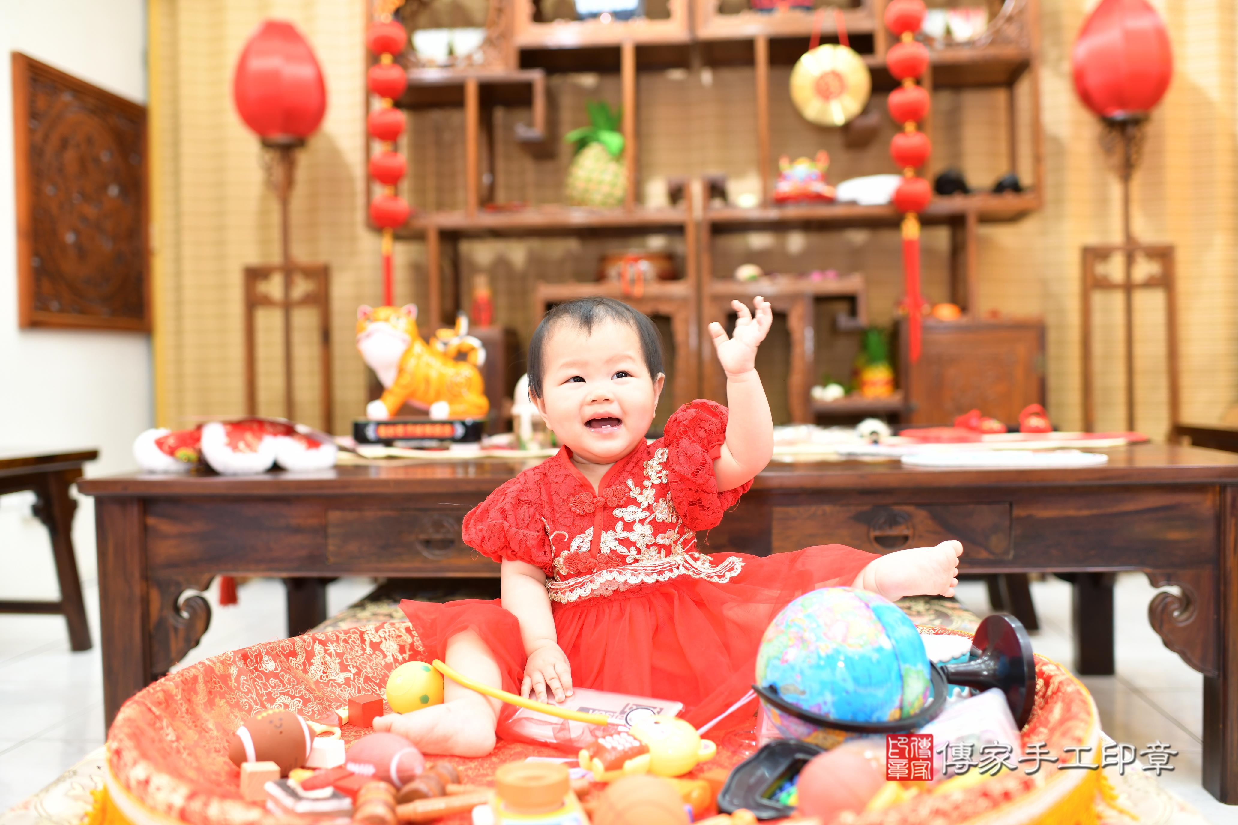 傳家手工印章台南店、抓周、度脺、中國風會場、傳家嬰兒古禮、吉祥話、抓周道具物品24種、拍照。抓周證書。寶寶抓周、滿周歲、生日快樂、祝福