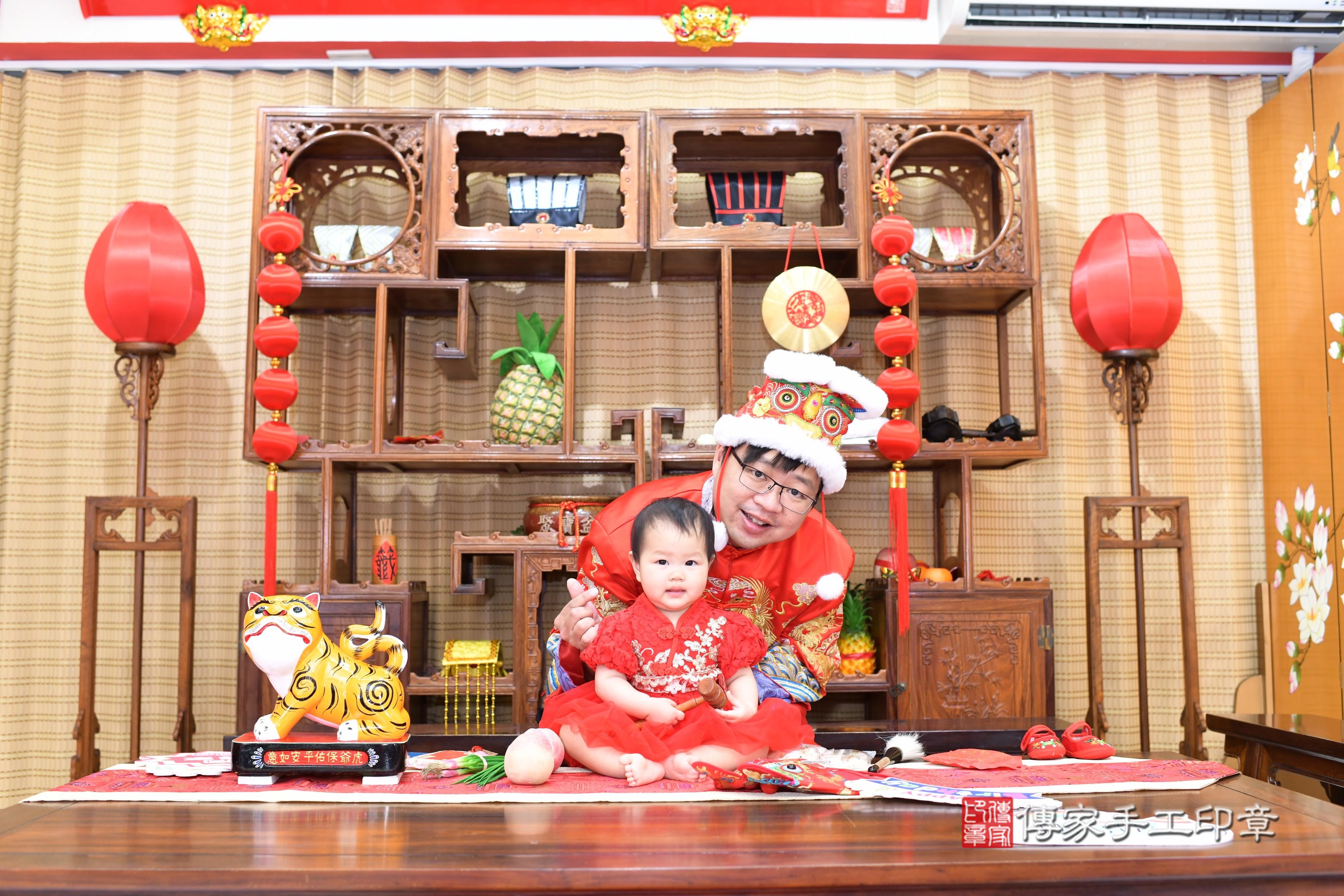 傳家手工印章台南店、抓周、度脺、中國風會場、傳家嬰兒古禮、吉祥話、抓周道具物品24種、拍照。抓周證書。寶寶抓周、滿周歲、生日快樂、祝福