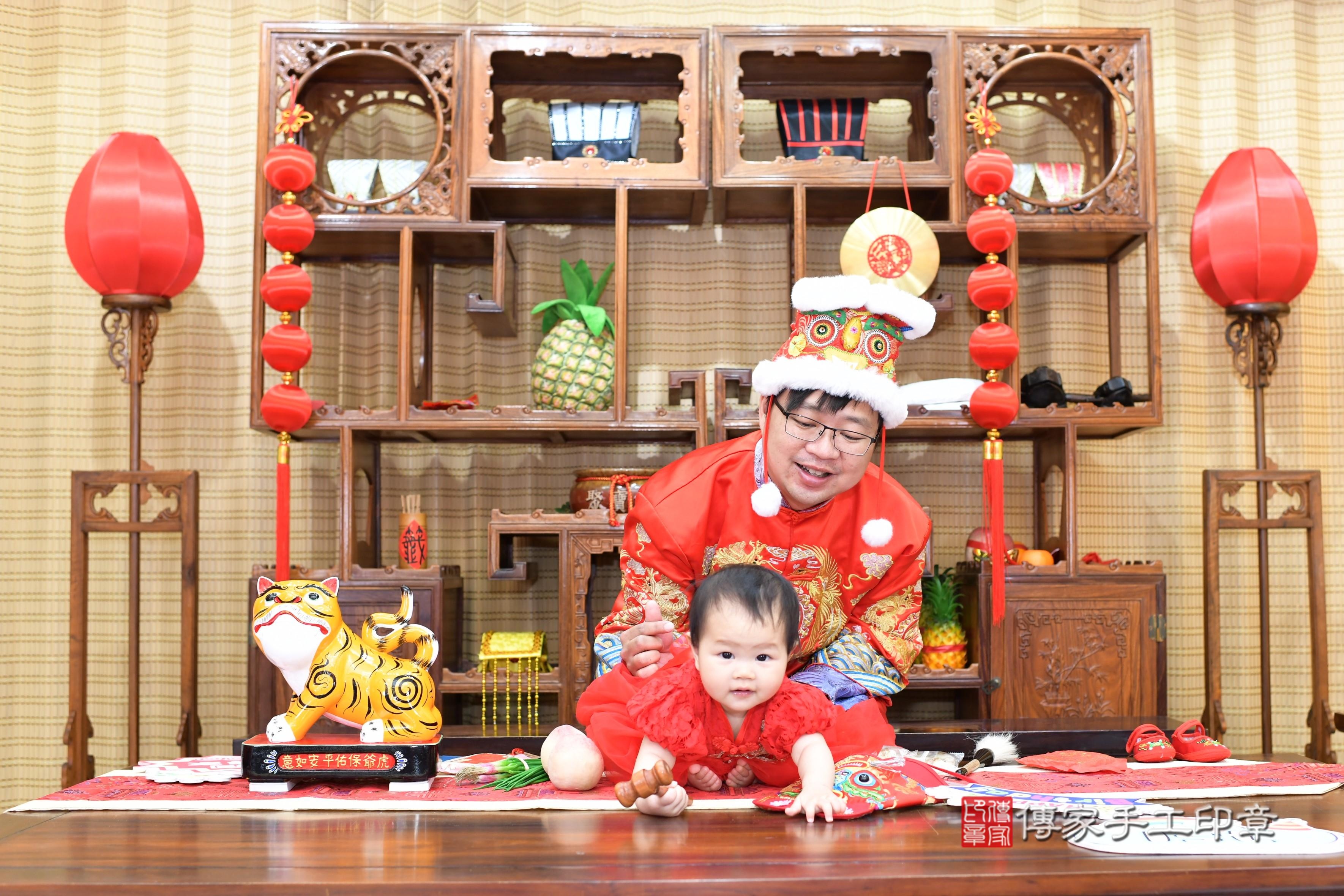 傳家手工印章台南店、抓周、度脺、中國風會場、傳家嬰兒古禮、吉祥話、抓周道具物品24種、拍照。抓周證書。寶寶抓周、滿周歲、生日快樂、祝福