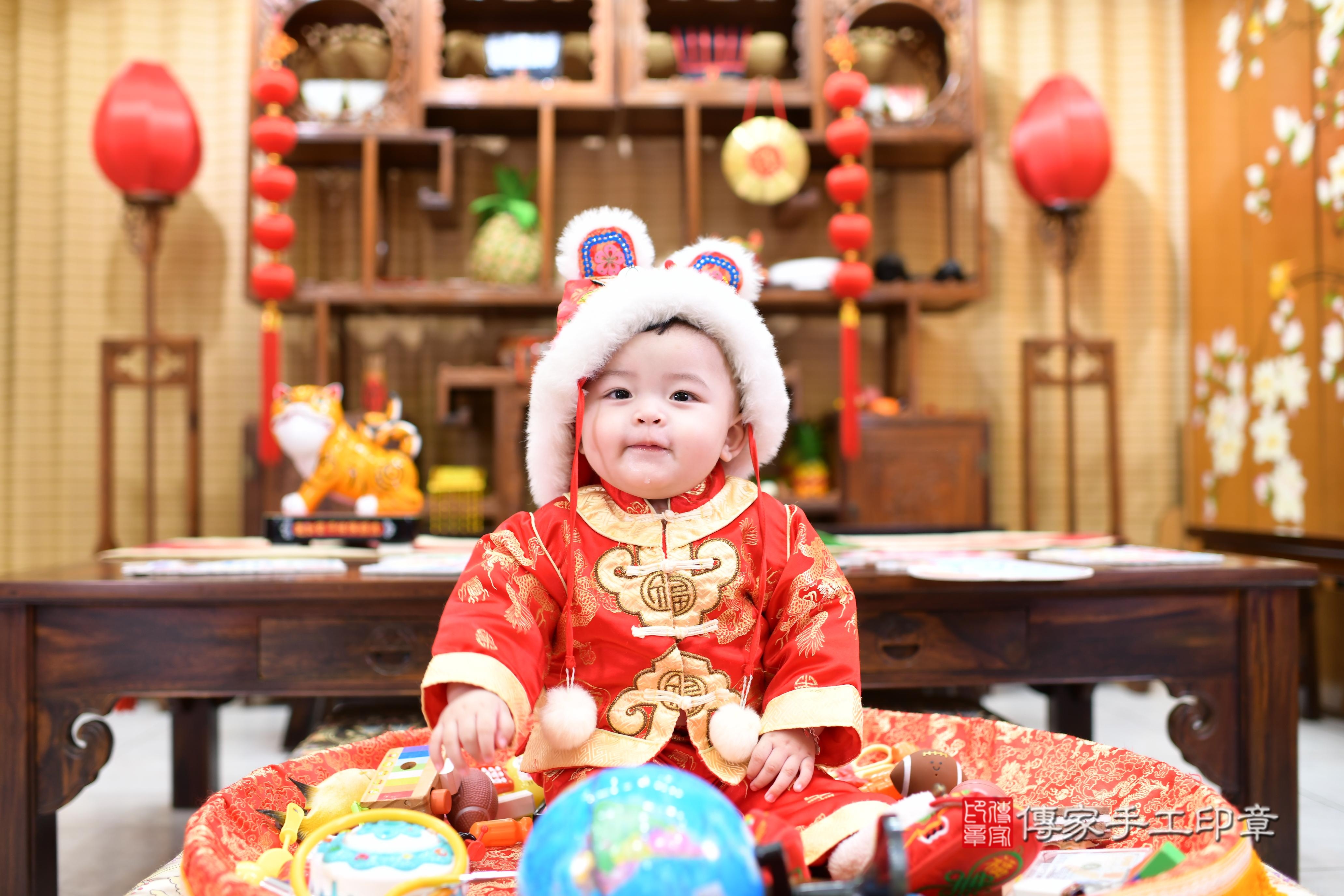 傳家手工印章台南店、抓周、度脺、中國風會場、傳家嬰兒古禮、吉祥話、抓周道具物品24種、拍照。抓周證書。寶寶抓周、滿周歲、生日快樂、祝福