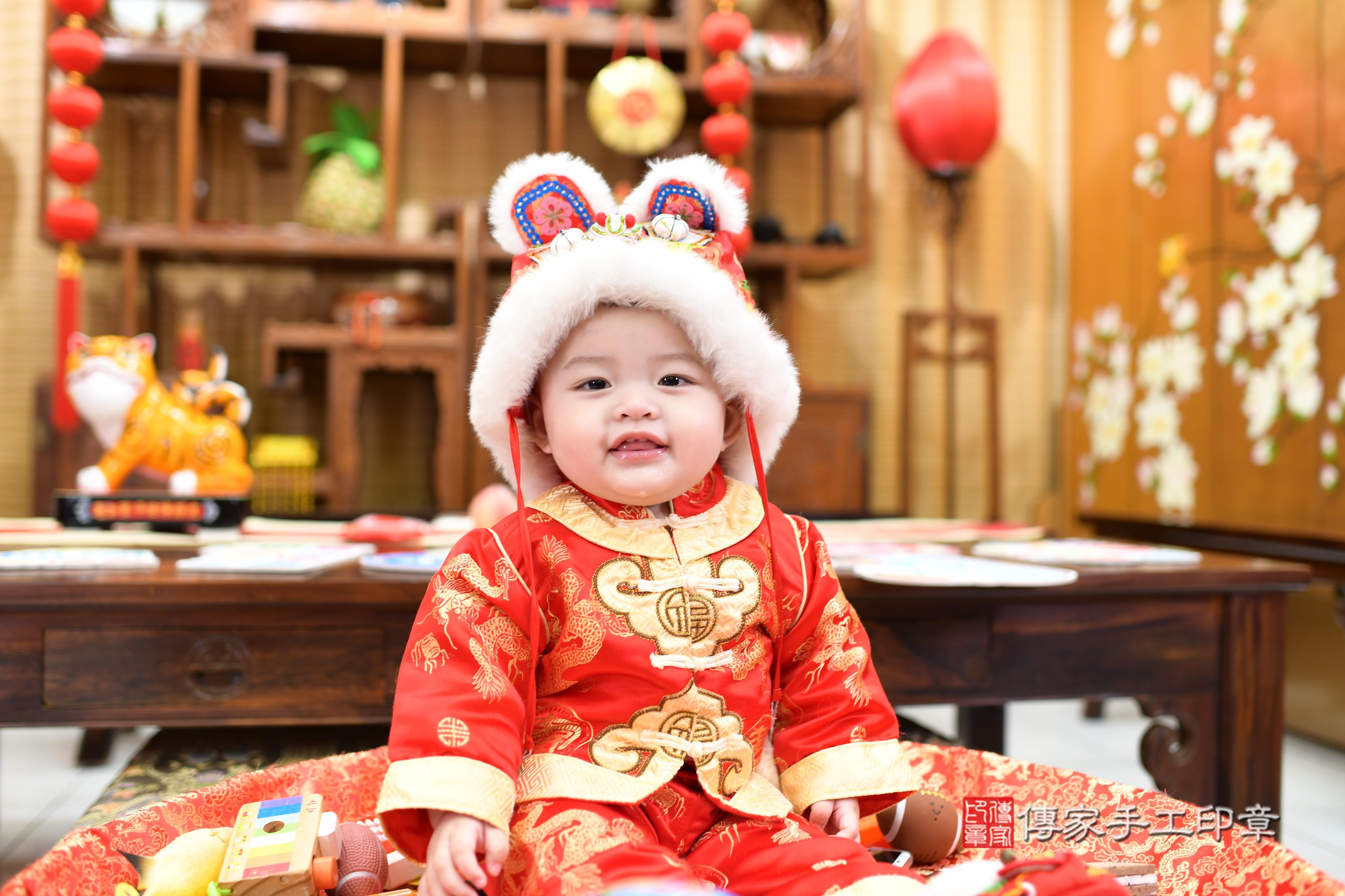 傳家手工印章台南店、抓周、度脺、中國風會場、傳家嬰兒古禮、吉祥話、抓周道具物品24種、拍照。抓周證書。寶寶抓周、滿周歲、生日快樂、祝福