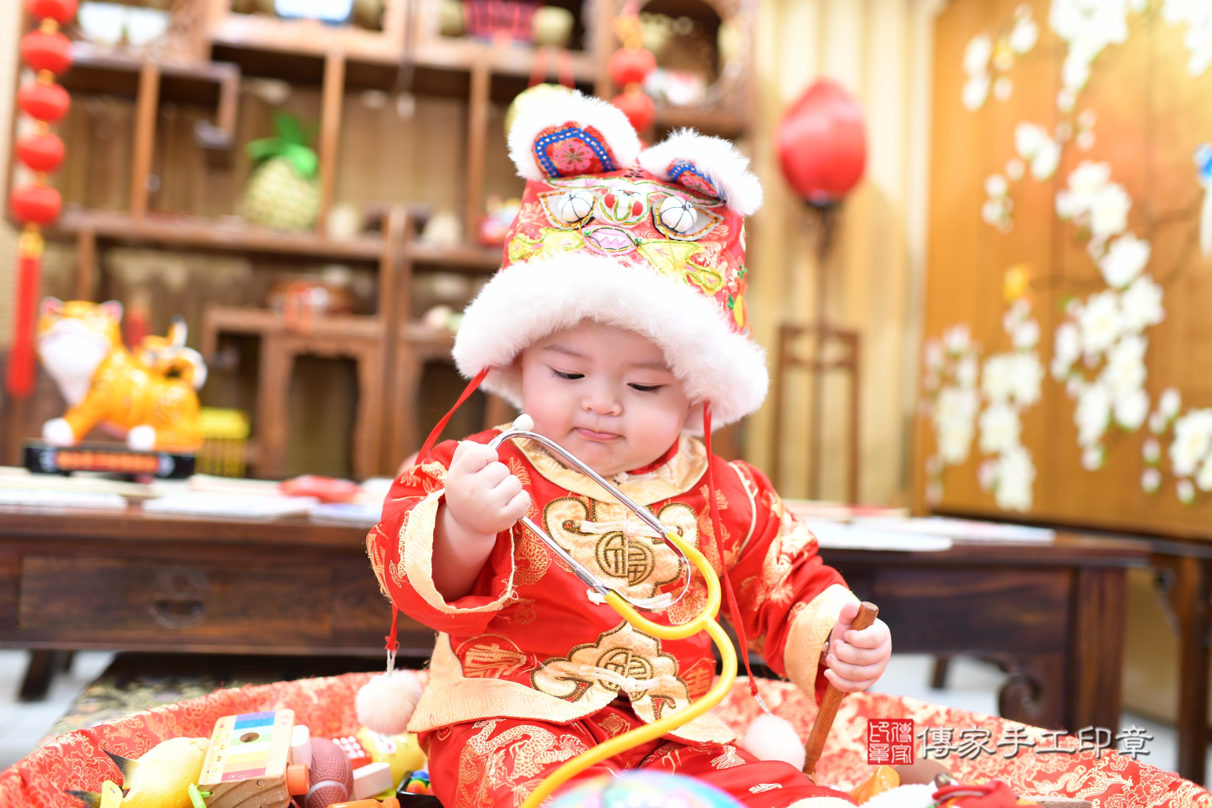 傳家手工印章台南店、抓周、度脺、中國風會場、傳家嬰兒古禮、吉祥話、抓周道具物品24種、拍照。抓周證書。寶寶抓周、滿周歲、生日快樂、祝福