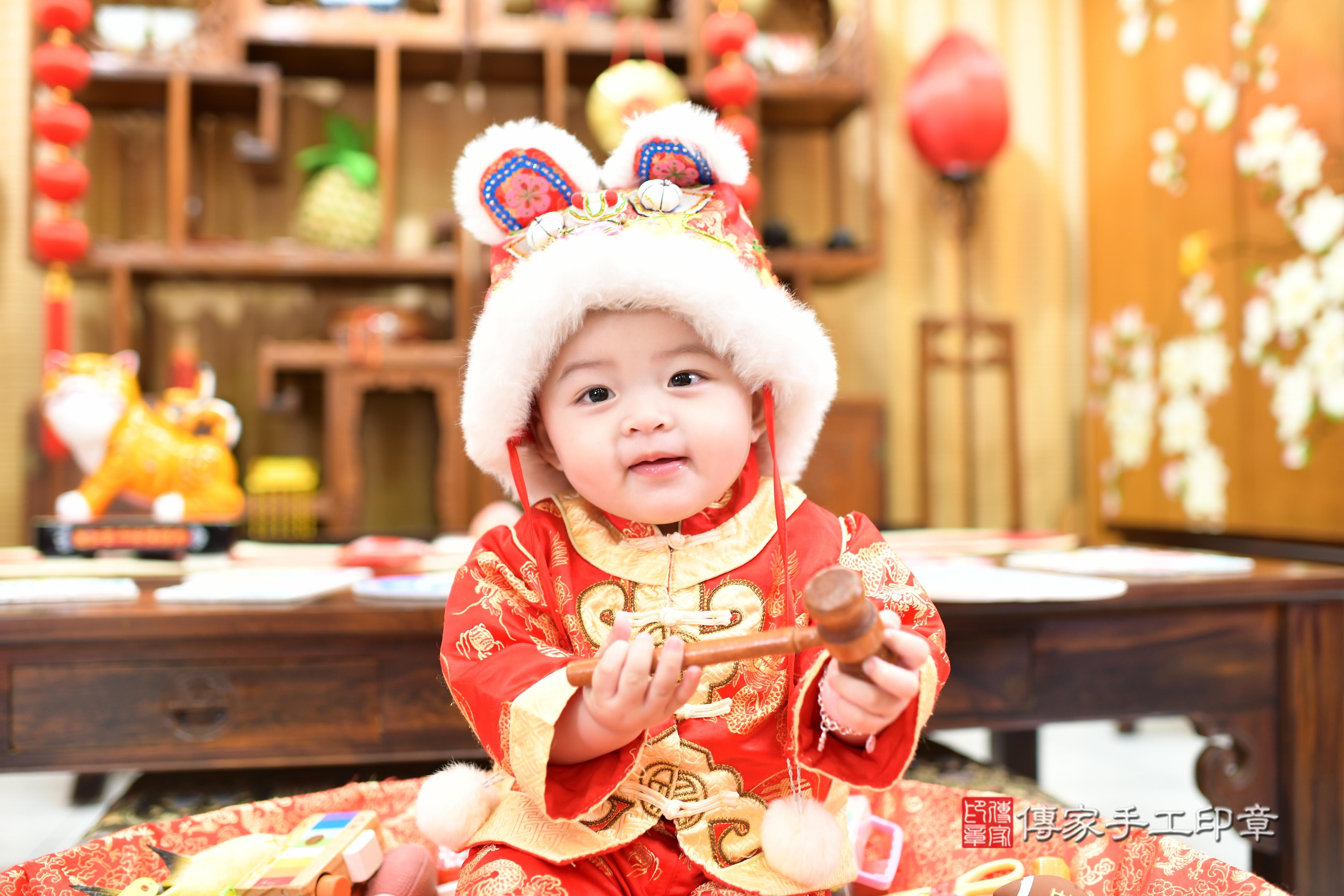 傳家手工印章台南店、抓周、度脺、中國風會場、傳家嬰兒古禮、吉祥話、抓周道具物品24種、拍照。抓周證書。寶寶抓周、滿周歲、生日快樂、祝福