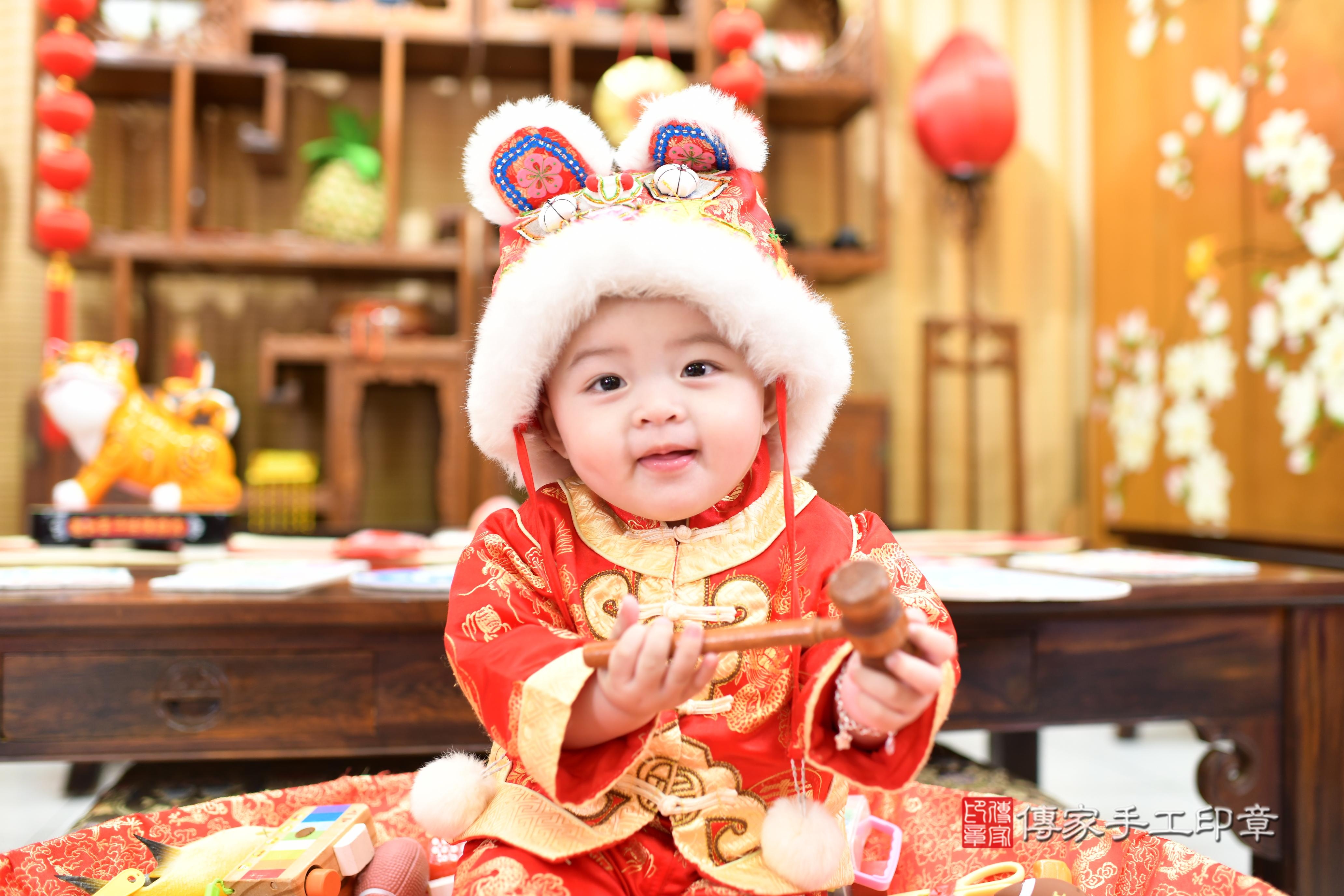 傳家手工印章台南店、抓周、度脺、中國風會場、傳家嬰兒古禮、吉祥話、抓周道具物品24種、拍照。抓周證書。寶寶抓周、滿周歲、生日快樂、祝福