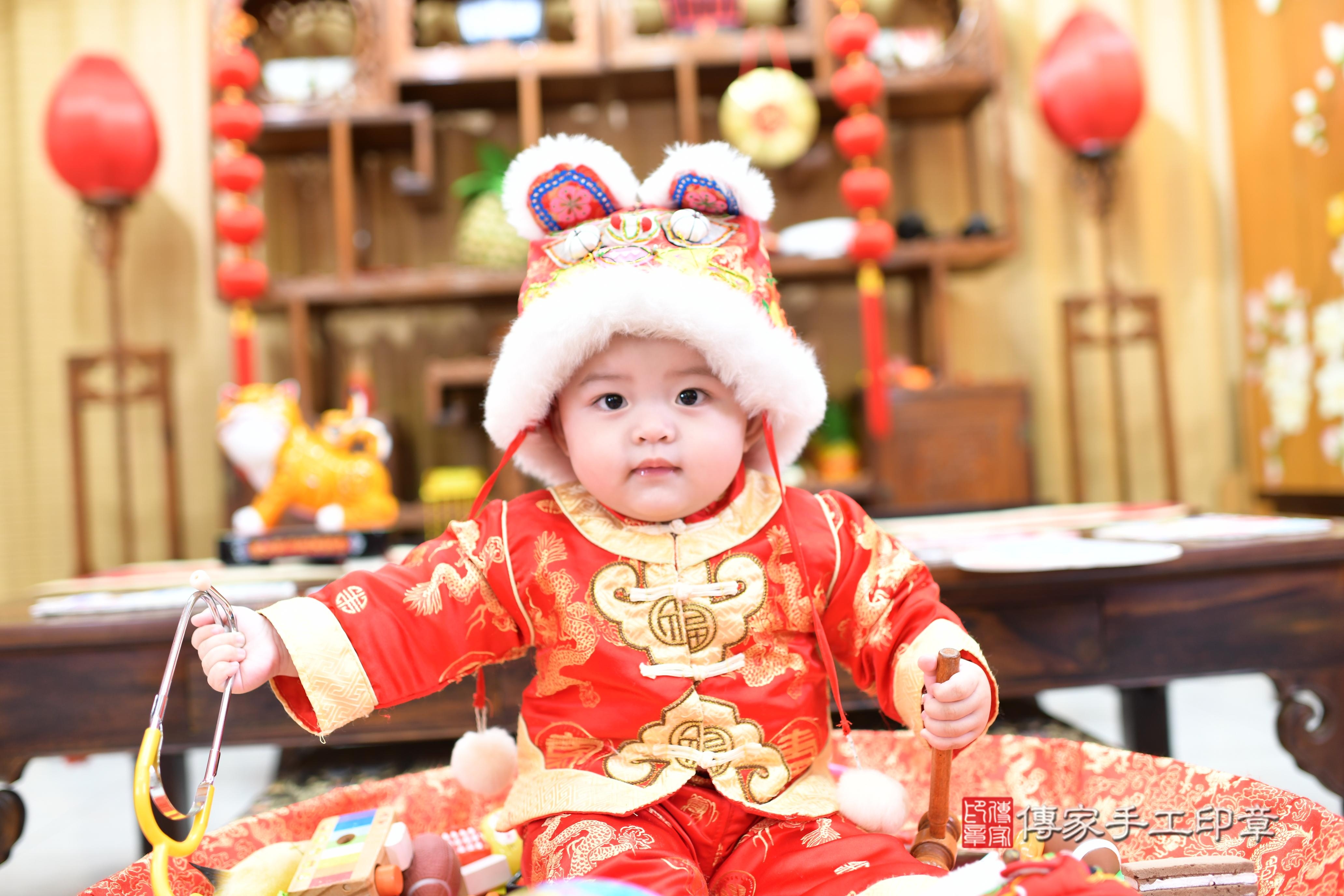 傳家手工印章台南店、抓周、度脺、中國風會場、傳家嬰兒古禮、吉祥話、抓周道具物品24種、拍照。抓周證書。寶寶抓周、滿周歲、生日快樂、祝福
