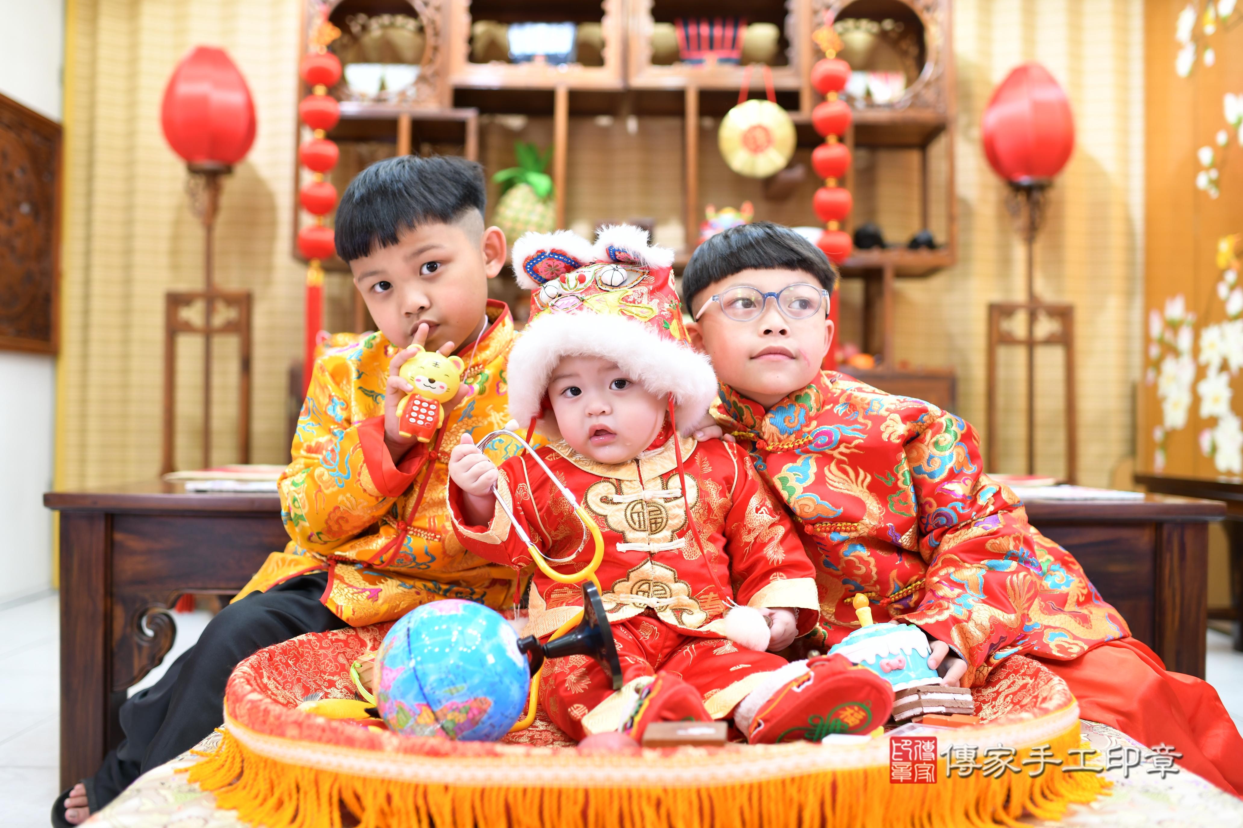 傳家手工印章台南店、抓周、度脺、中國風會場、傳家嬰兒古禮、吉祥話、抓周道具物品24種、拍照。抓周證書。寶寶抓周、滿周歲、生日快樂、祝福