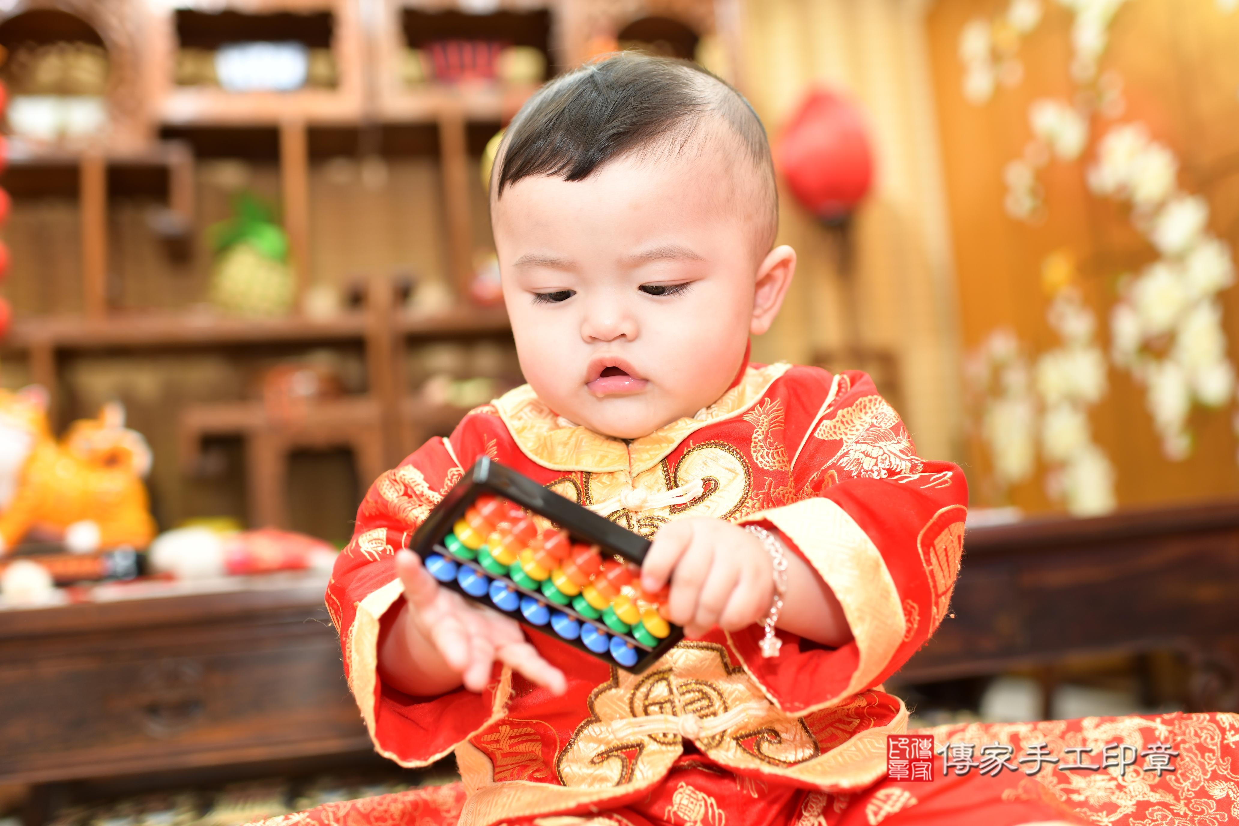傳家手工印章台南店、抓周、度脺、中國風會場、傳家嬰兒古禮、吉祥話、抓周道具物品24種、拍照。抓周證書。寶寶抓周、滿周歲、生日快樂、祝福