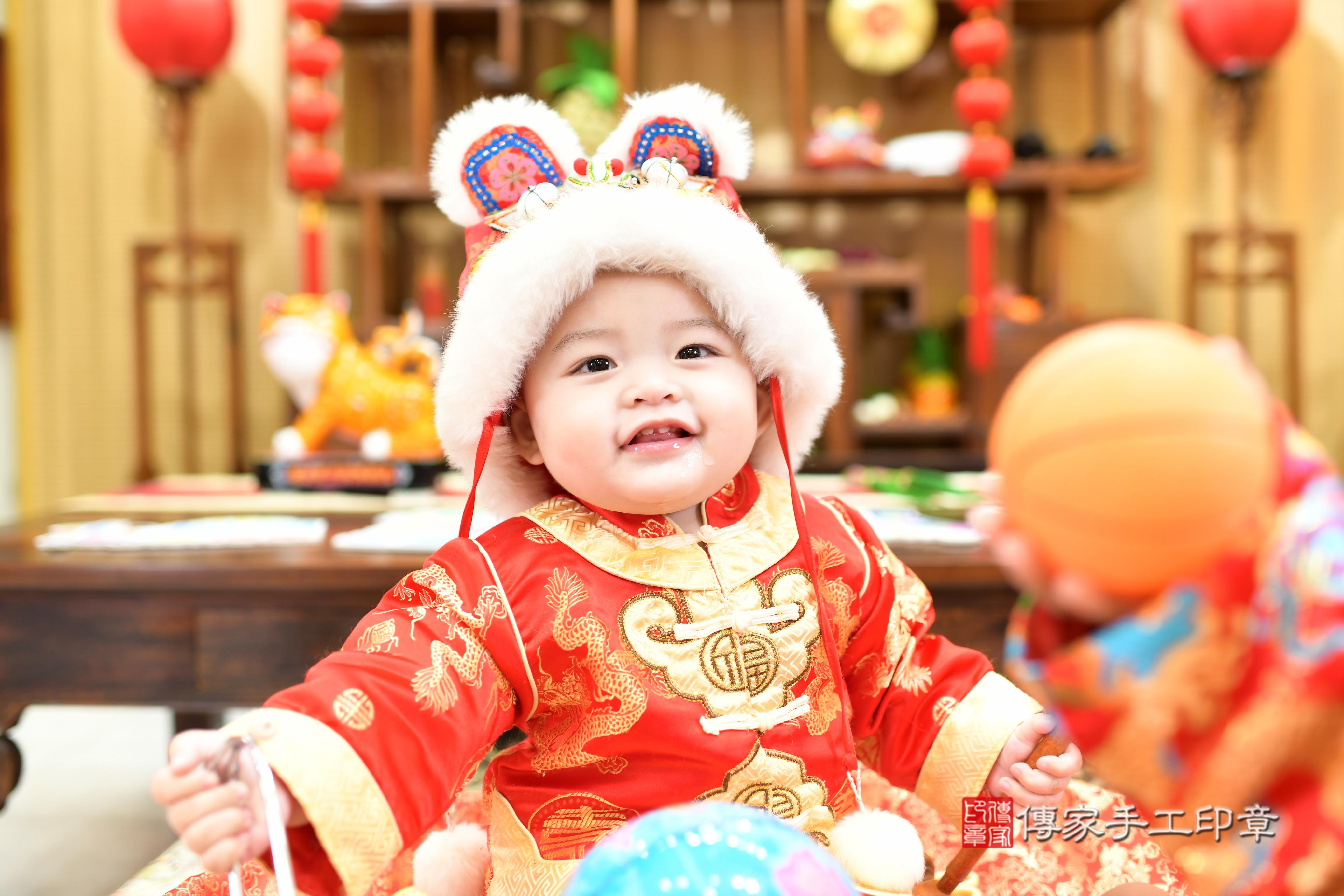 傳家手工印章台南店、抓周、度脺、中國風會場、傳家嬰兒古禮、吉祥話、抓周道具物品24種、拍照。抓周證書。寶寶抓周、滿周歲、生日快樂、祝福