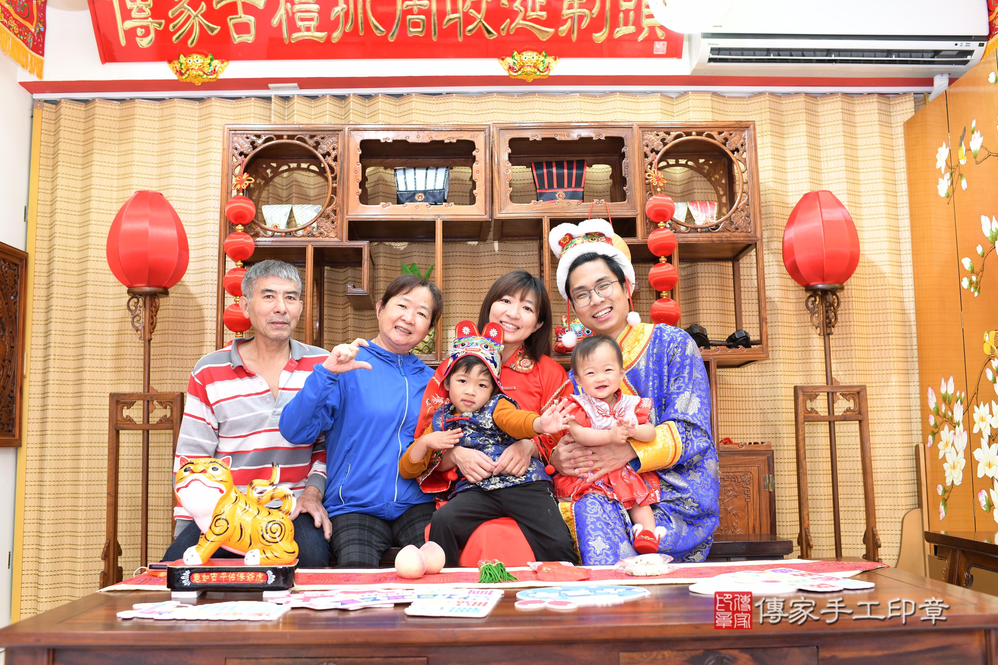 傳家手工印章台南店、抓周、度脺、中國風會場、傳家嬰兒古禮、吉祥話、抓周道具物品24種、拍照。抓周證書。寶寶抓周、滿周歲、生日快樂、祝福