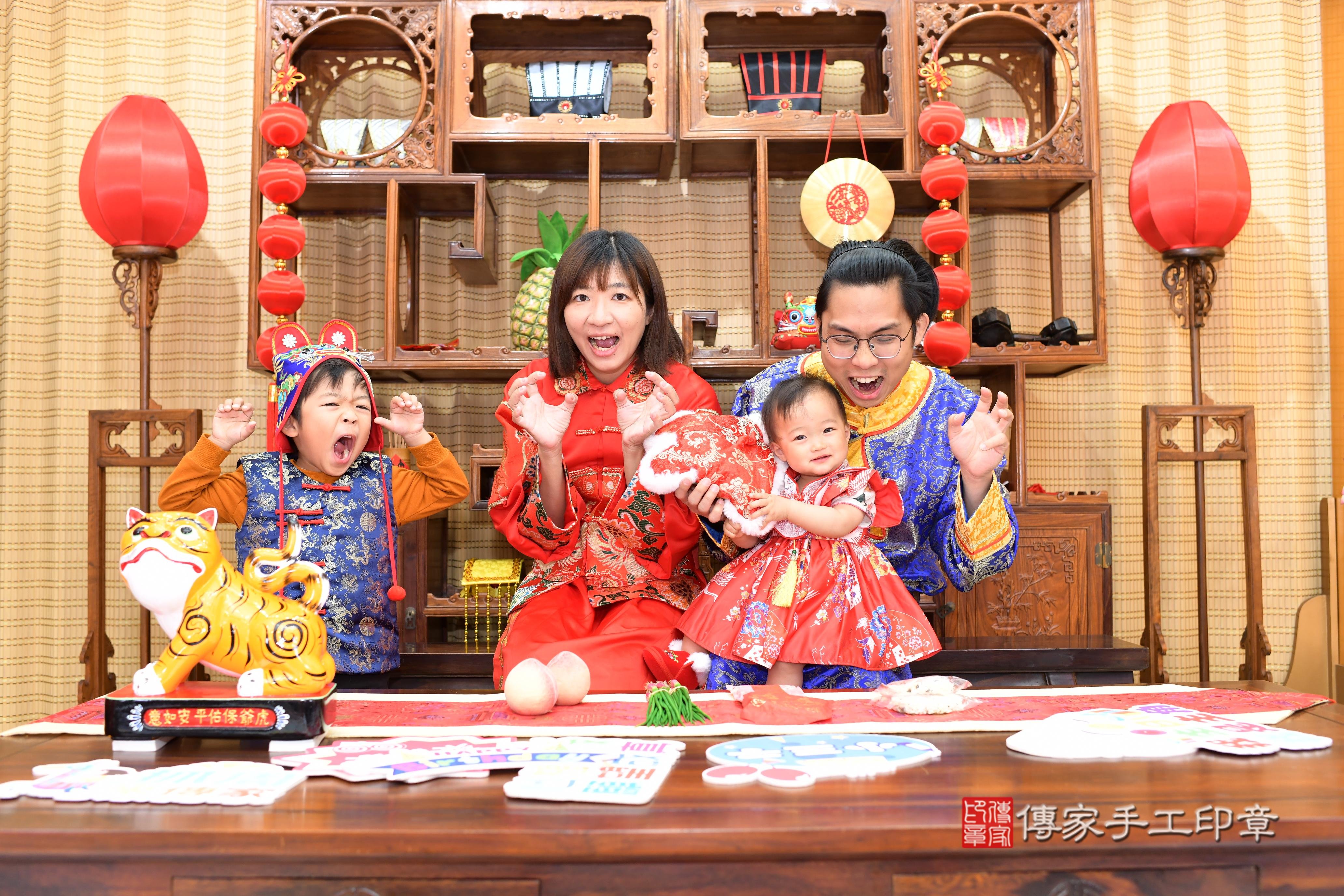 傳家手工印章台南店、抓周、度脺、中國風會場、傳家嬰兒古禮、吉祥話、抓周道具物品24種、拍照。抓周證書。寶寶抓周、滿周歲、生日快樂、祝福