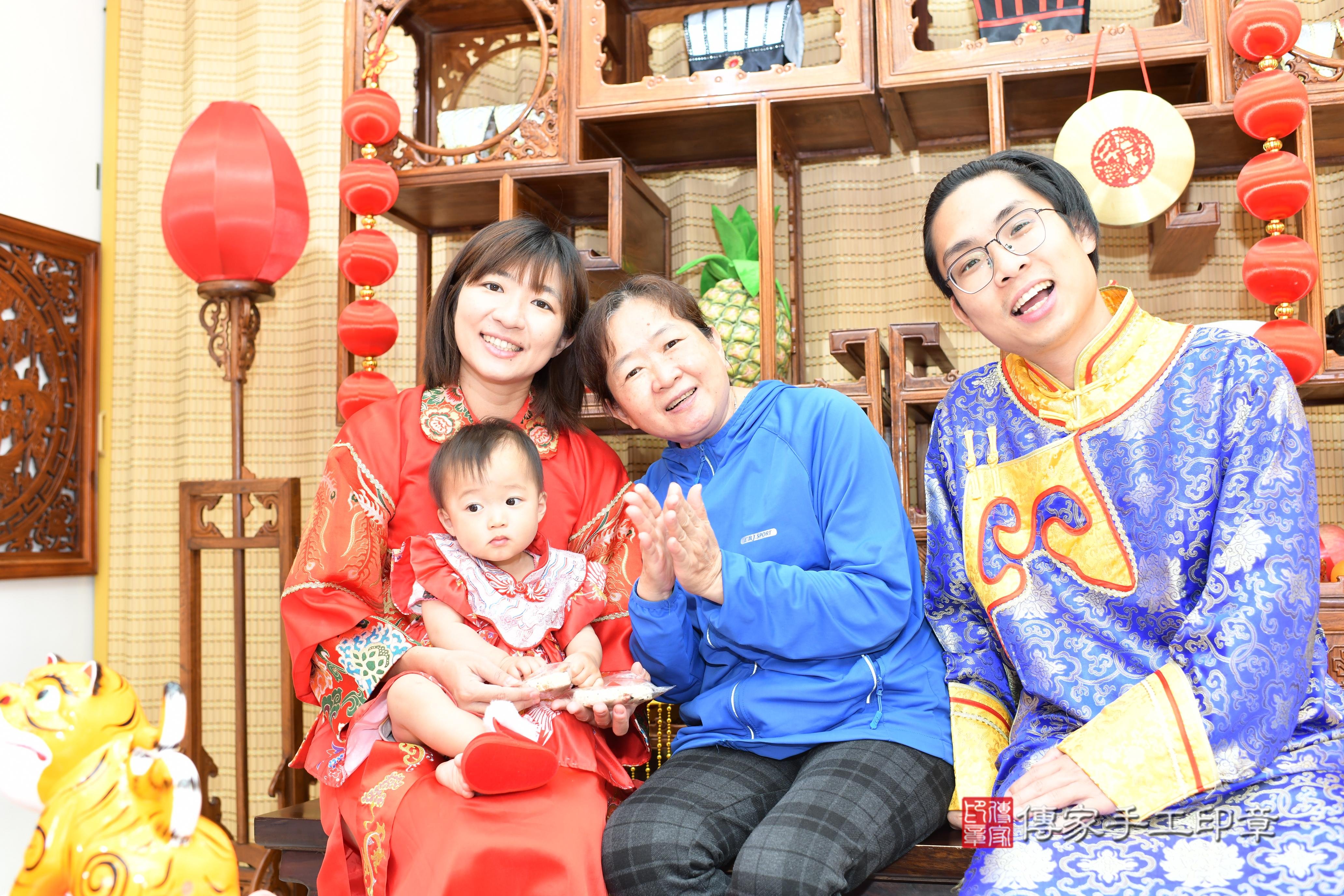 傳家手工印章台南店、抓周、度脺、中國風會場、傳家嬰兒古禮、吉祥話、抓周道具物品24種、拍照。抓周證書。寶寶抓周、滿周歲、生日快樂、祝福
