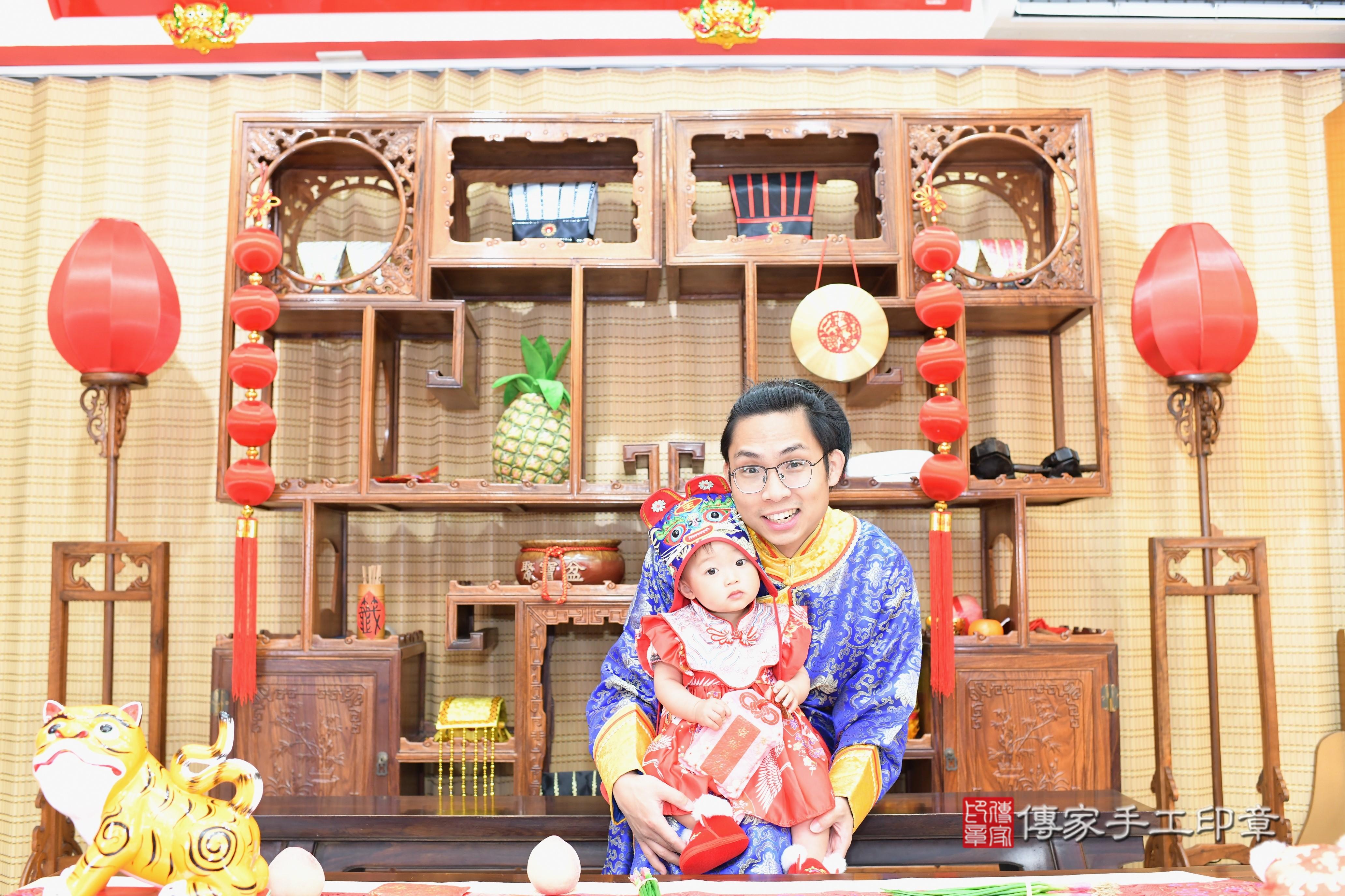 傳家手工印章台南店、抓周、度脺、中國風會場、傳家嬰兒古禮、吉祥話、抓周道具物品24種、拍照。抓周證書。寶寶抓周、滿周歲、生日快樂、祝福