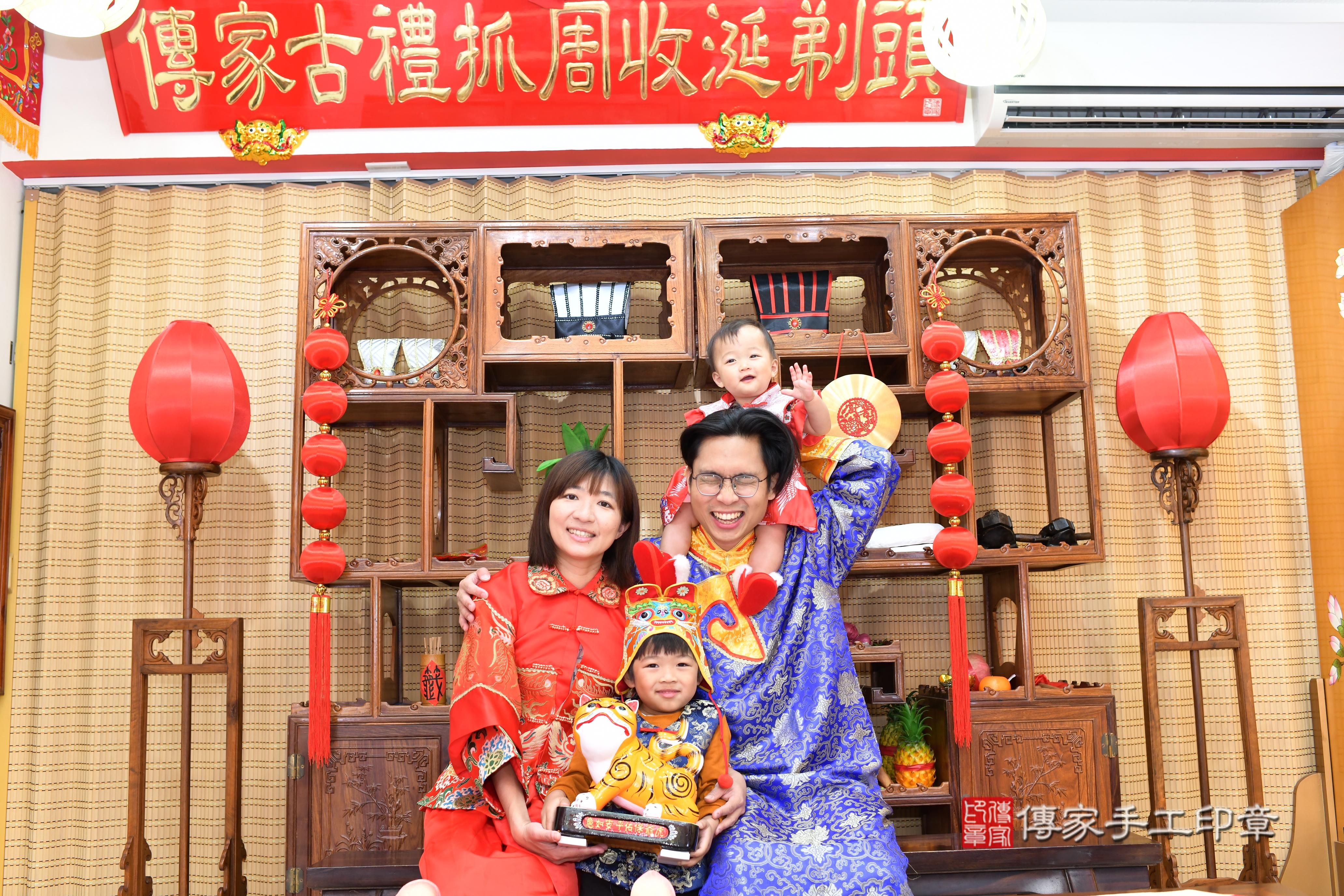 傳家手工印章台南店、抓周、度脺、中國風會場、傳家嬰兒古禮、吉祥話、抓周道具物品24種、拍照。抓周證書。寶寶抓周、滿周歲、生日快樂、祝福