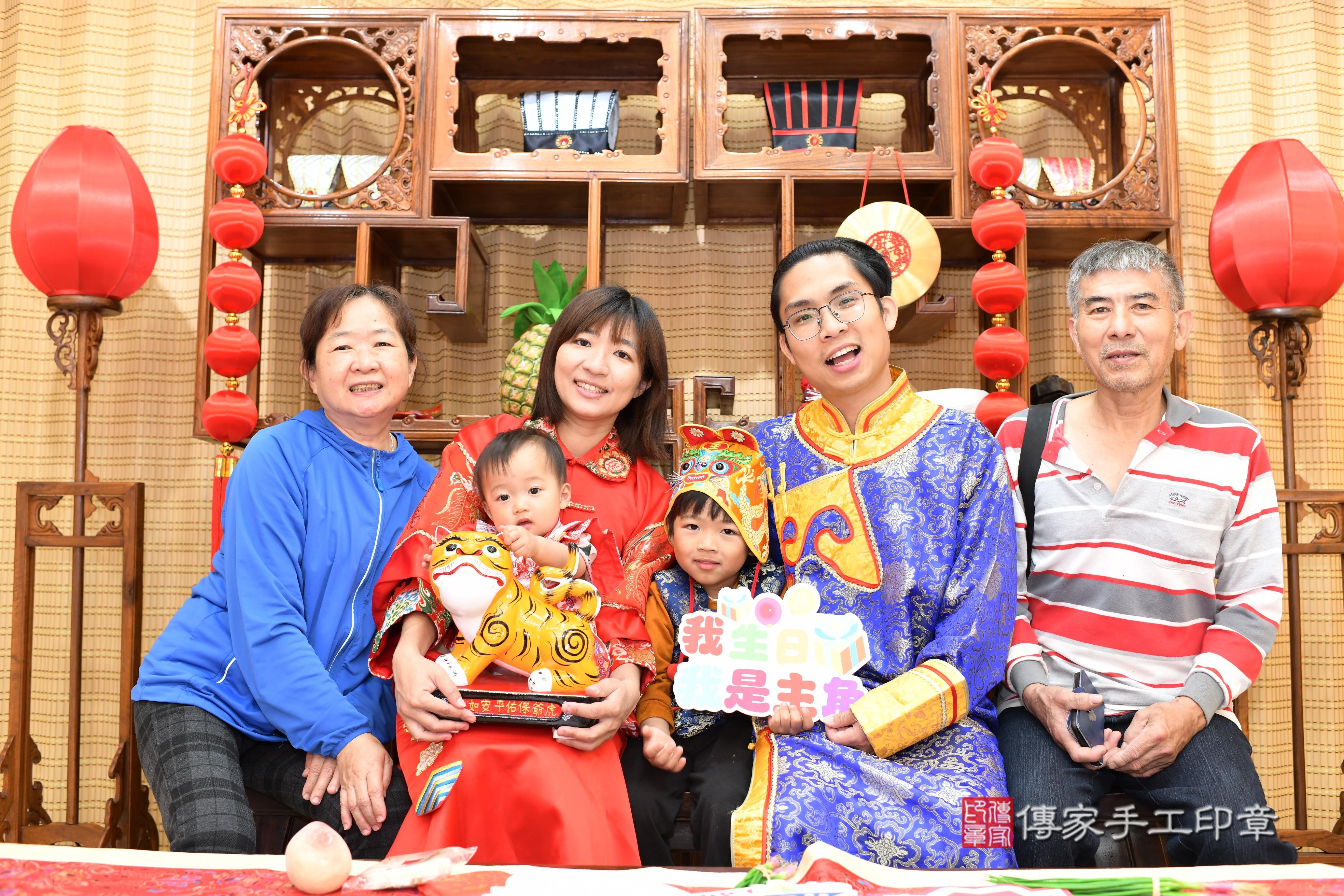 傳家手工印章台南店、抓周、度脺、中國風會場、傳家嬰兒古禮、吉祥話、抓周道具物品24種、拍照。抓周證書。寶寶抓周、滿周歲、生日快樂、祝福