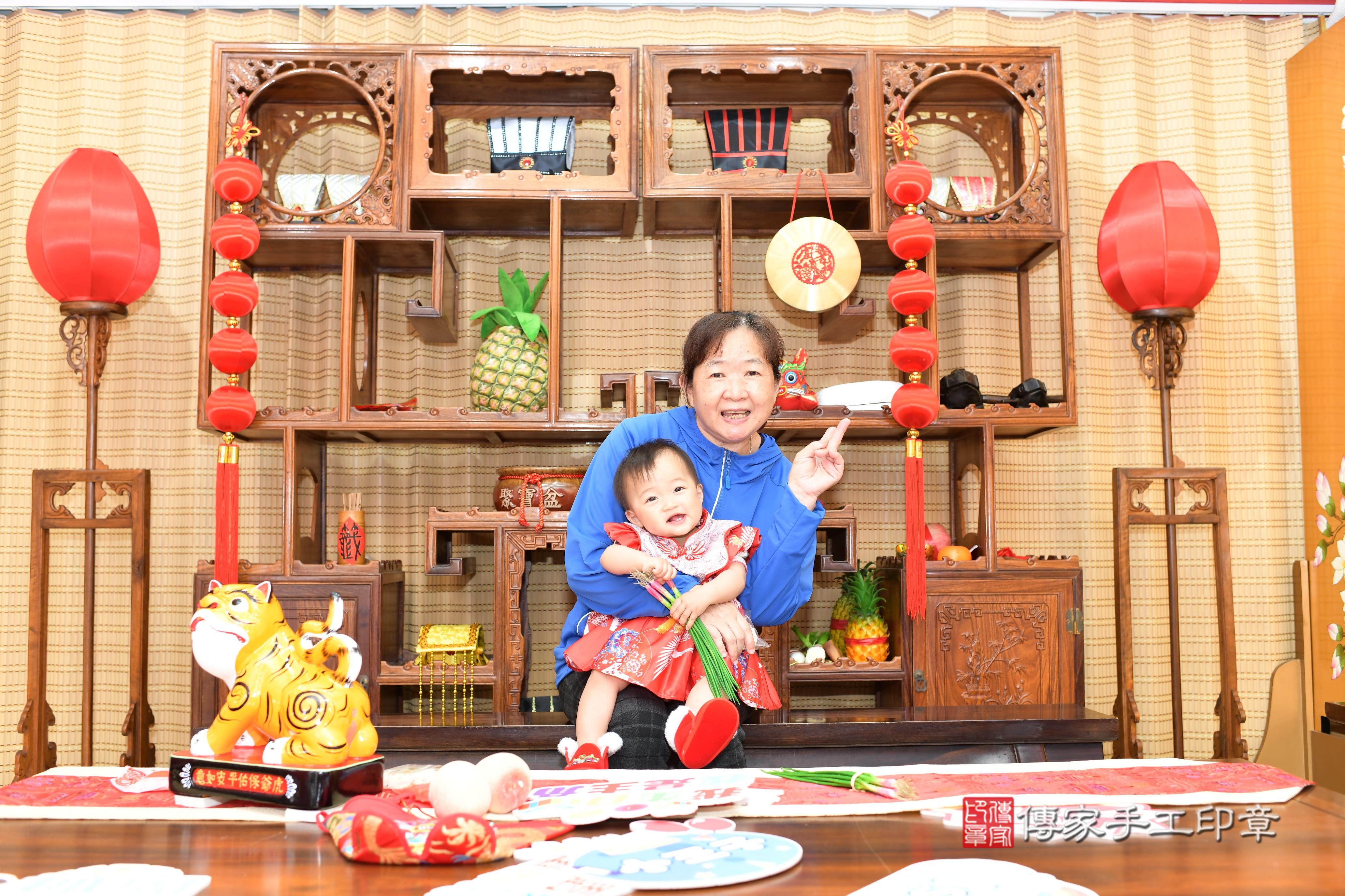 傳家手工印章台南店、抓周、度脺、中國風會場、傳家嬰兒古禮、吉祥話、抓周道具物品24種、拍照。抓周證書。寶寶抓周、滿周歲、生日快樂、祝福