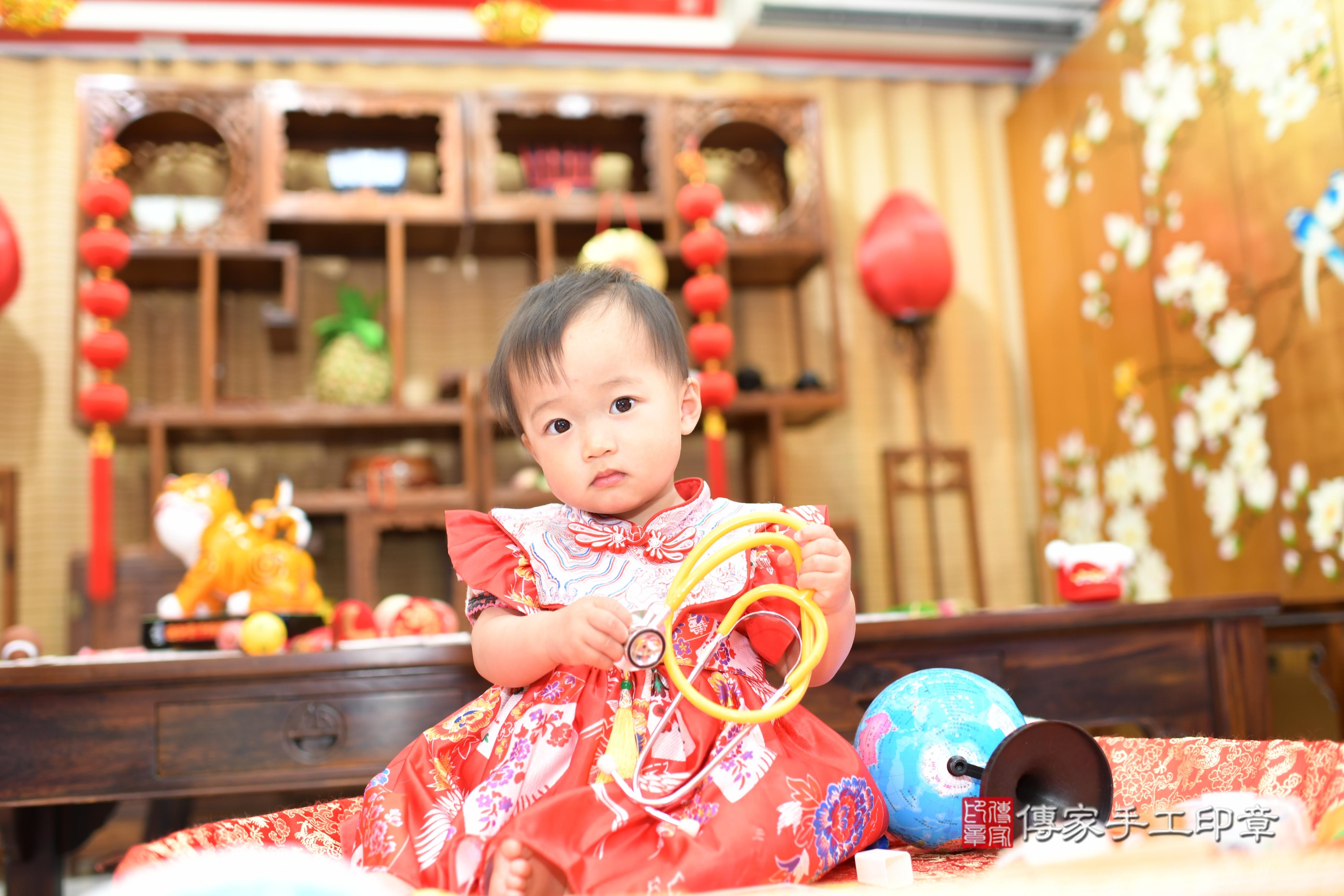 傳家手工印章台南店、抓周、度脺、中國風會場、傳家嬰兒古禮、吉祥話、抓周道具物品24種、拍照。抓周證書。寶寶抓周、滿周歲、生日快樂、祝福