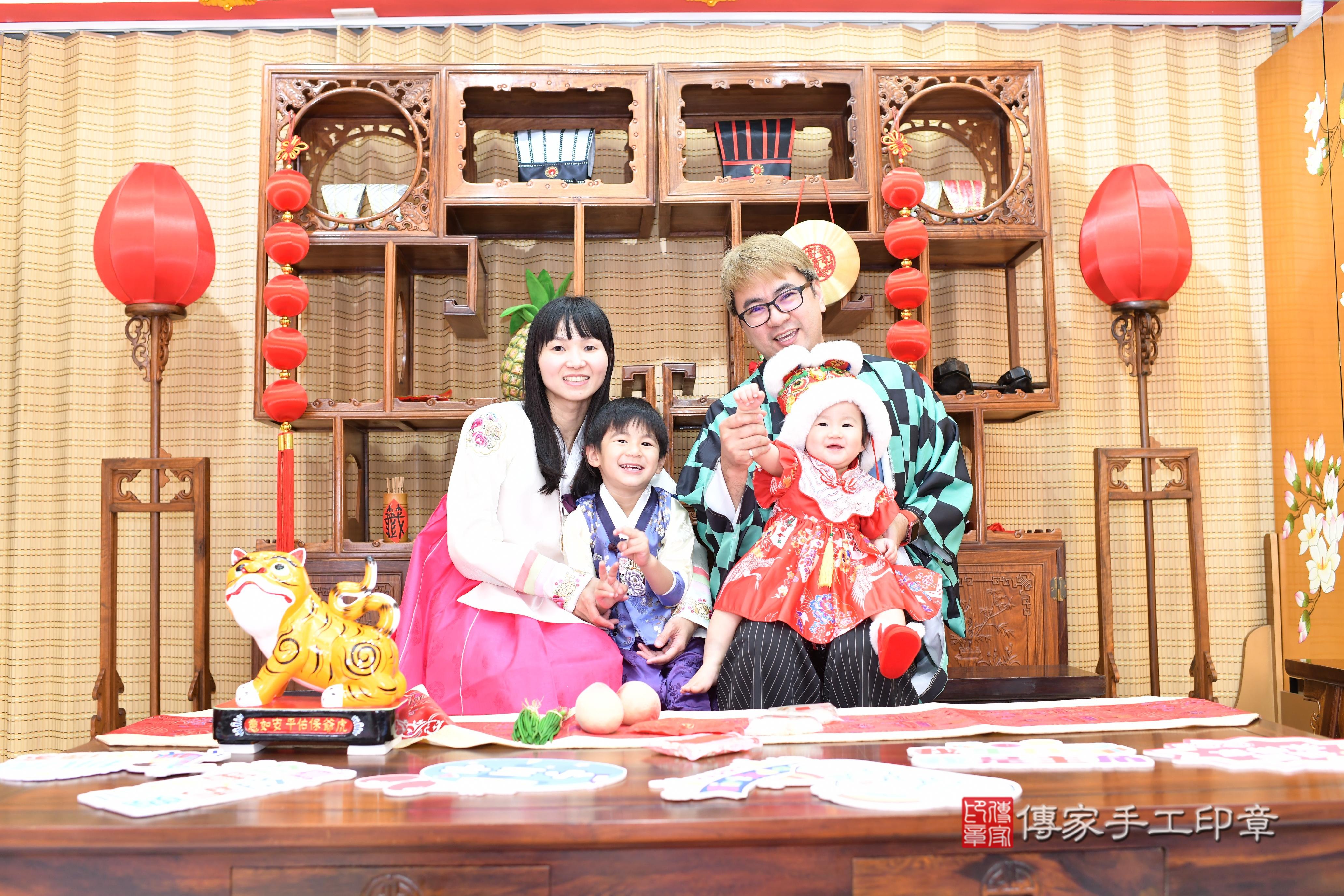 傳家手工印章台南店、抓周、度脺、中國風會場、傳家嬰兒古禮、吉祥話、抓周道具物品24種、拍照。抓周證書。寶寶抓周、滿周歲、生日快樂、祝福