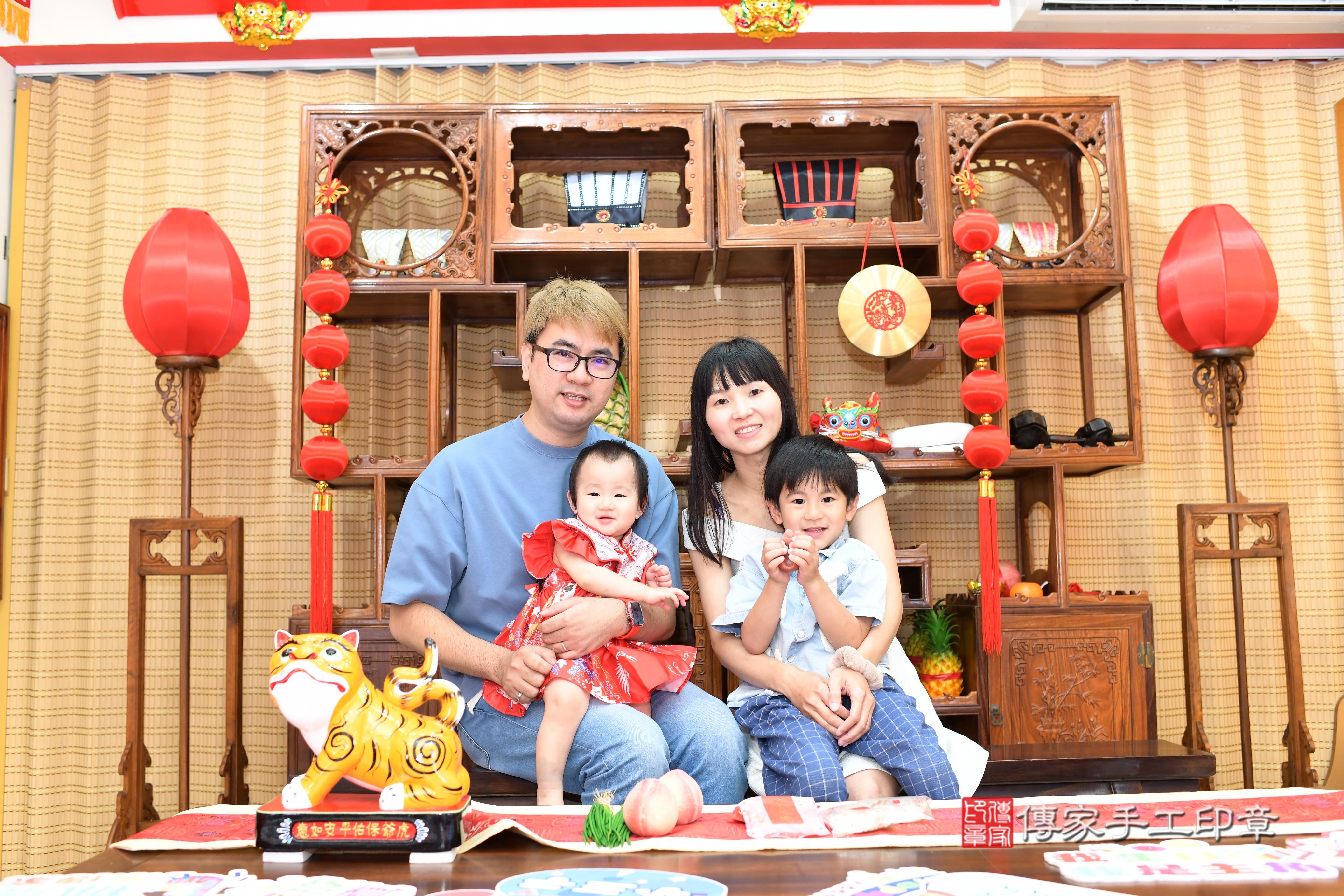 傳家手工印章台南店、抓周、度脺、中國風會場、傳家嬰兒古禮、吉祥話、抓周道具物品24種、拍照。抓周證書。寶寶抓周、滿周歲、生日快樂、祝福