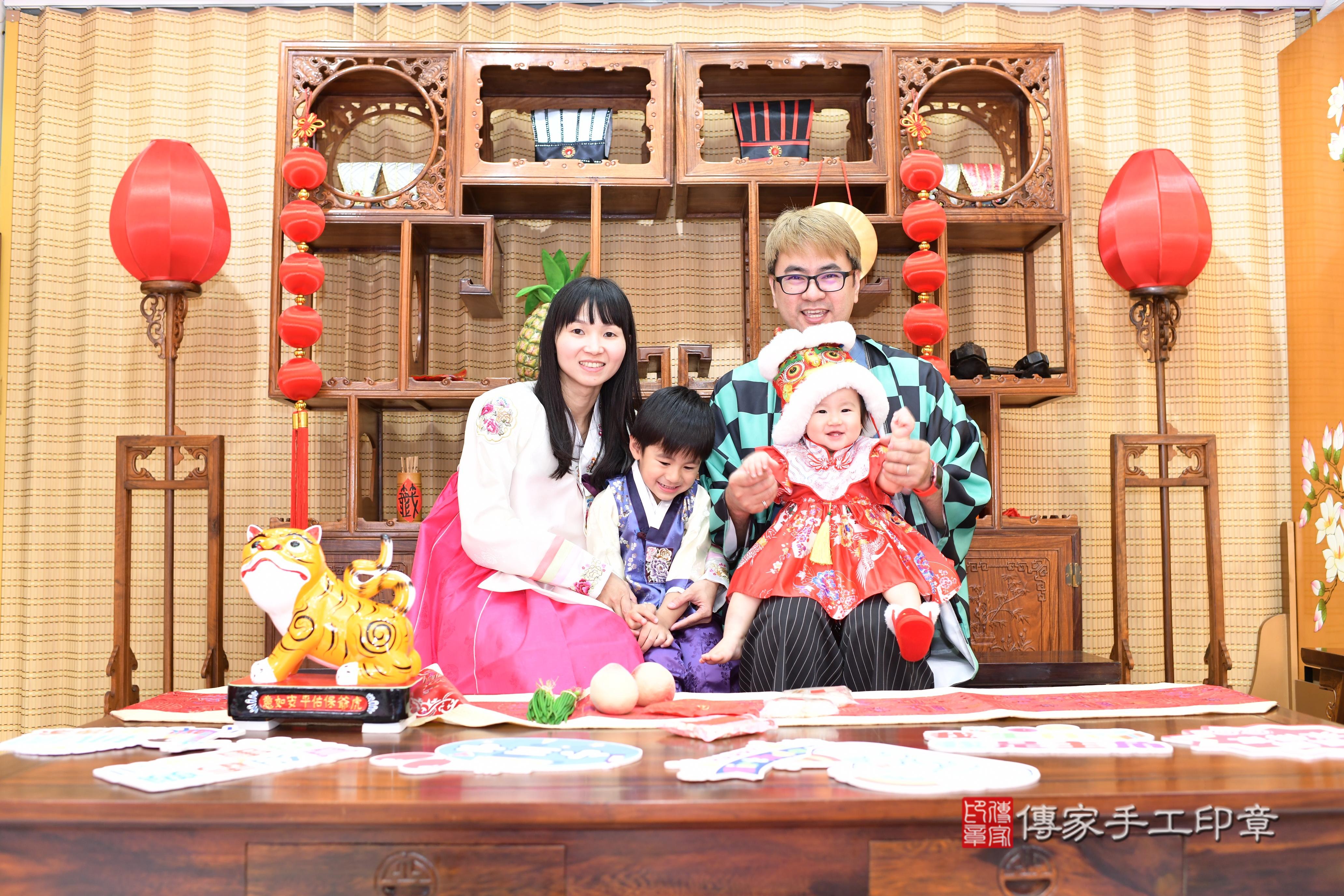 傳家手工印章台南店、抓周、度脺、中國風會場、傳家嬰兒古禮、吉祥話、抓周道具物品24種、拍照。抓周證書。寶寶抓周、滿周歲、生日快樂、祝福