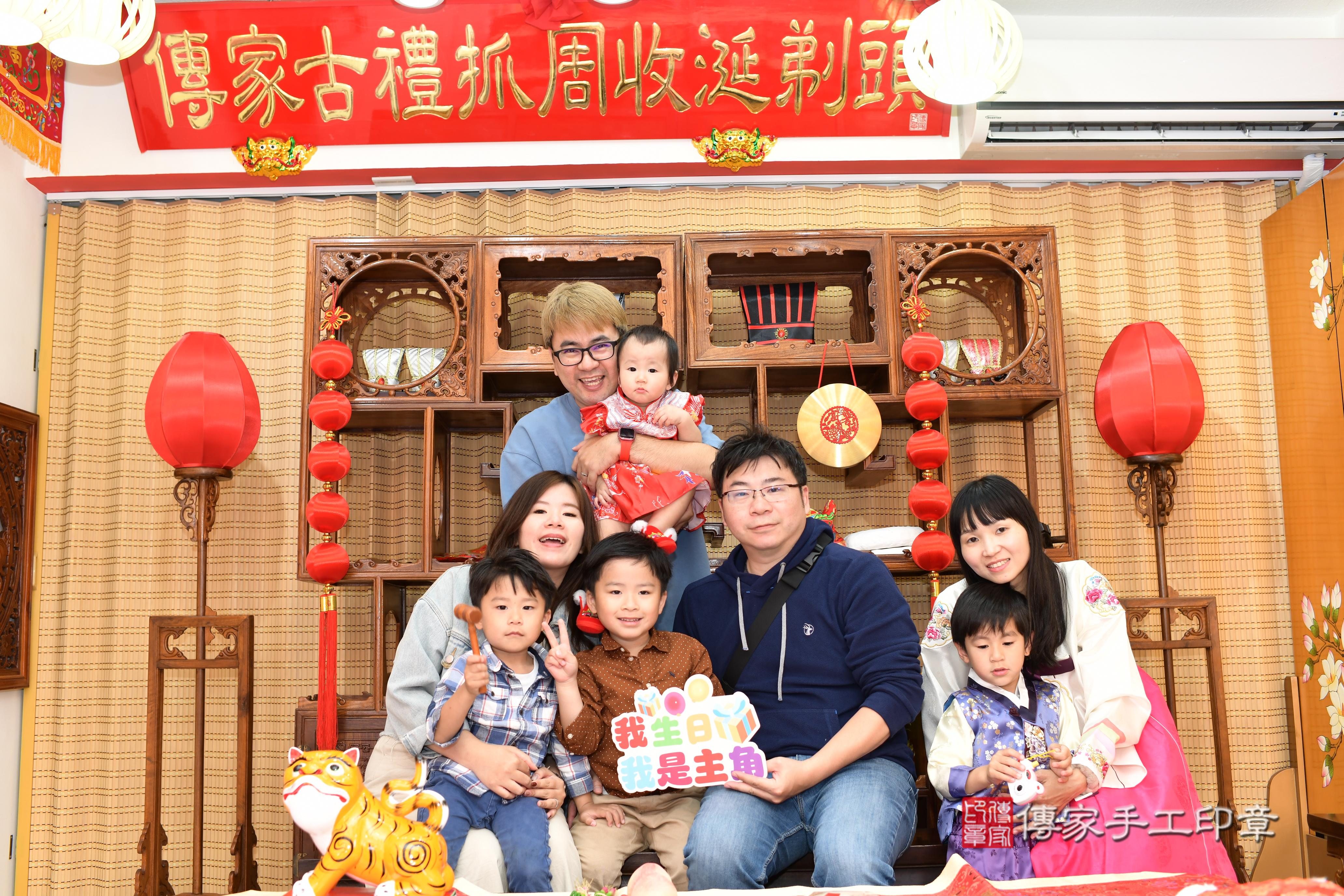 傳家手工印章台南店、抓周、度脺、中國風會場、傳家嬰兒古禮、吉祥話、抓周道具物品24種、拍照。抓周證書。寶寶抓周、滿周歲、生日快樂、祝福
