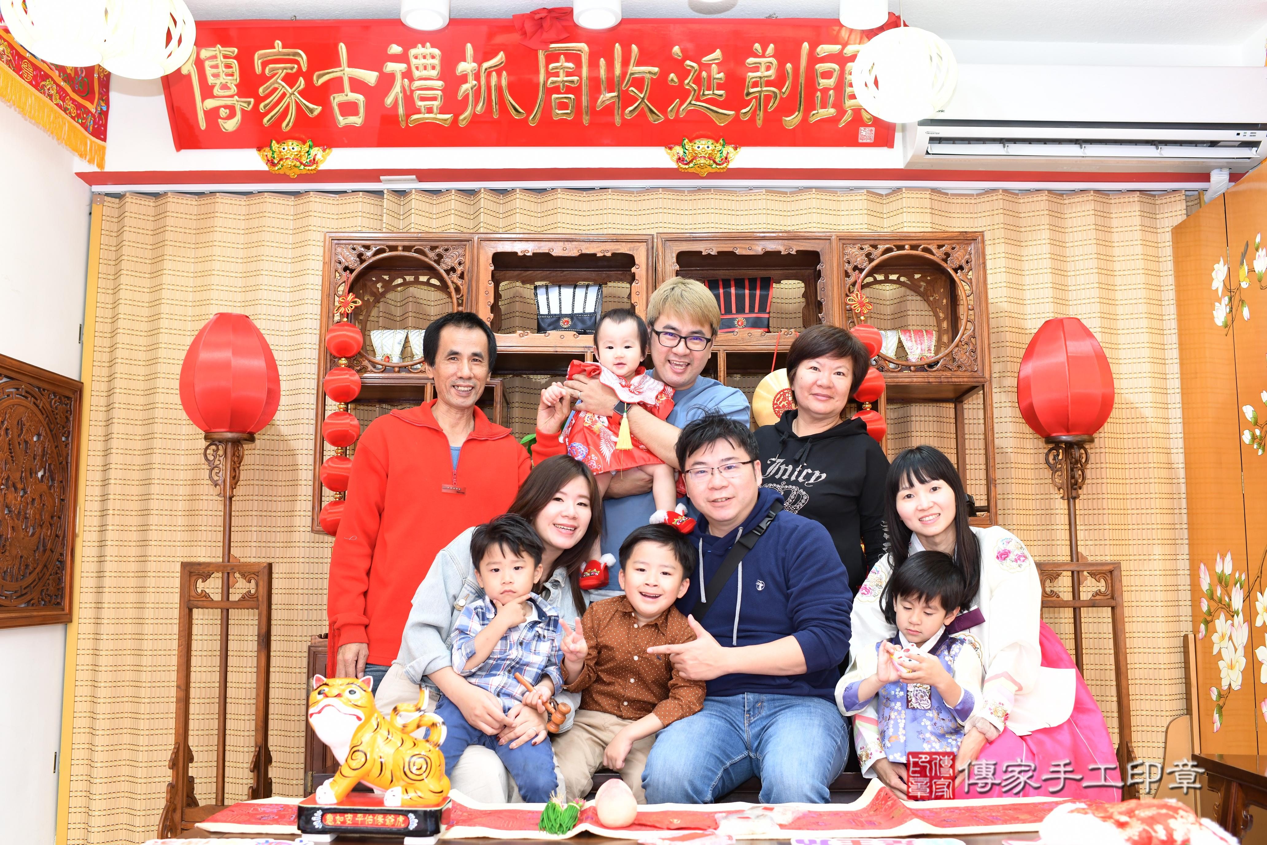 傳家手工印章台南店、抓周、度脺、中國風會場、傳家嬰兒古禮、吉祥話、抓周道具物品24種、拍照。抓周證書。寶寶抓周、滿周歲、生日快樂、祝福