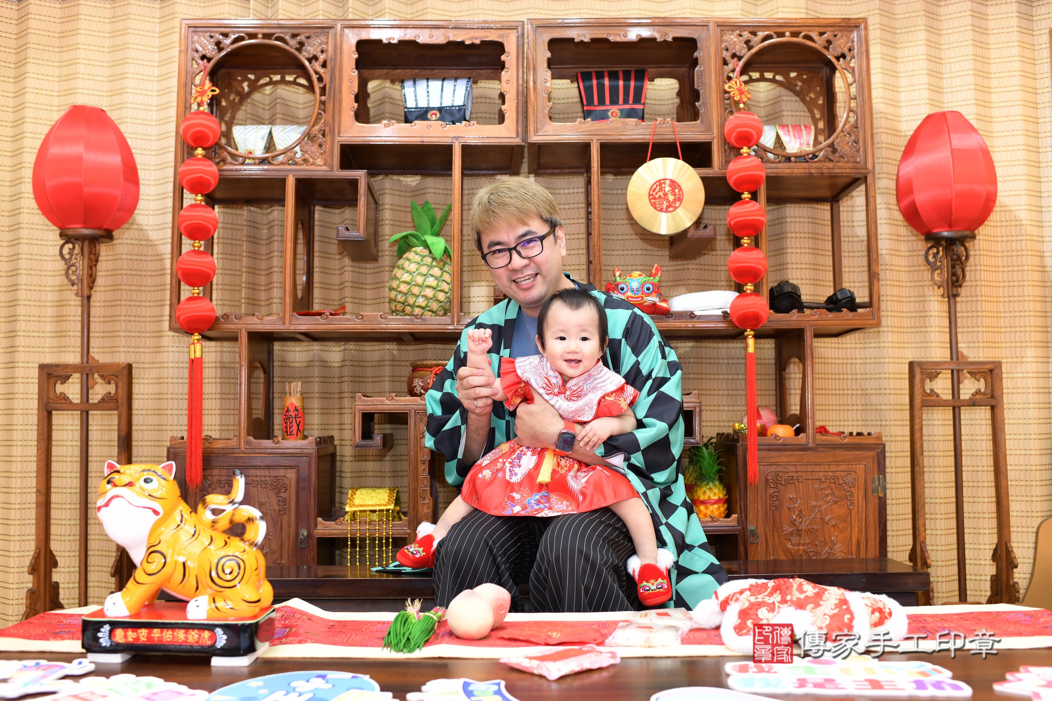 傳家手工印章台南店、抓周、度脺、中國風會場、傳家嬰兒古禮、吉祥話、抓周道具物品24種、拍照。抓周證書。寶寶抓周、滿周歲、生日快樂、祝福