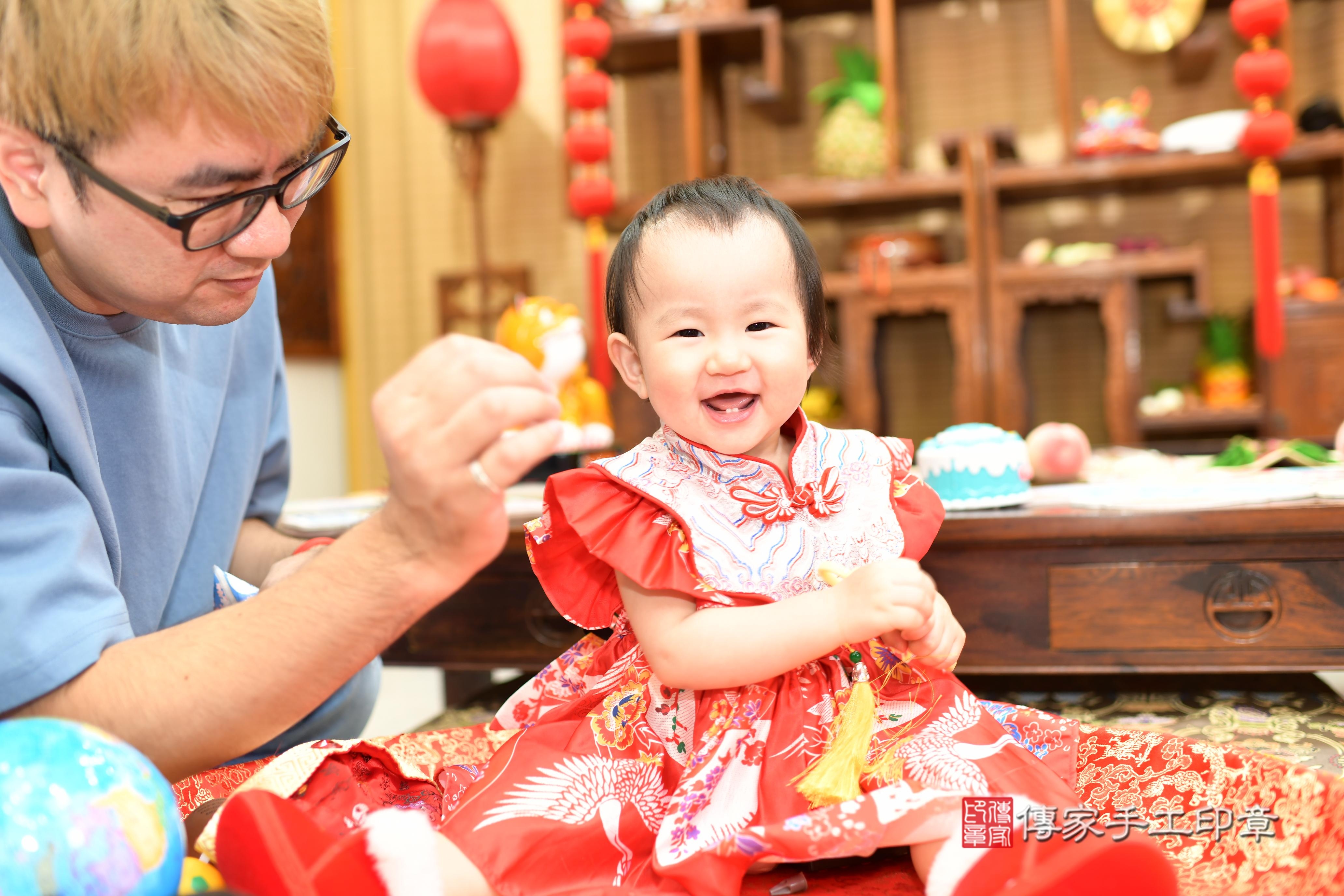 傳家手工印章台南店、抓周、度脺、中國風會場、傳家嬰兒古禮、吉祥話、抓周道具物品24種、拍照。抓周證書。寶寶抓周、滿周歲、生日快樂、祝福