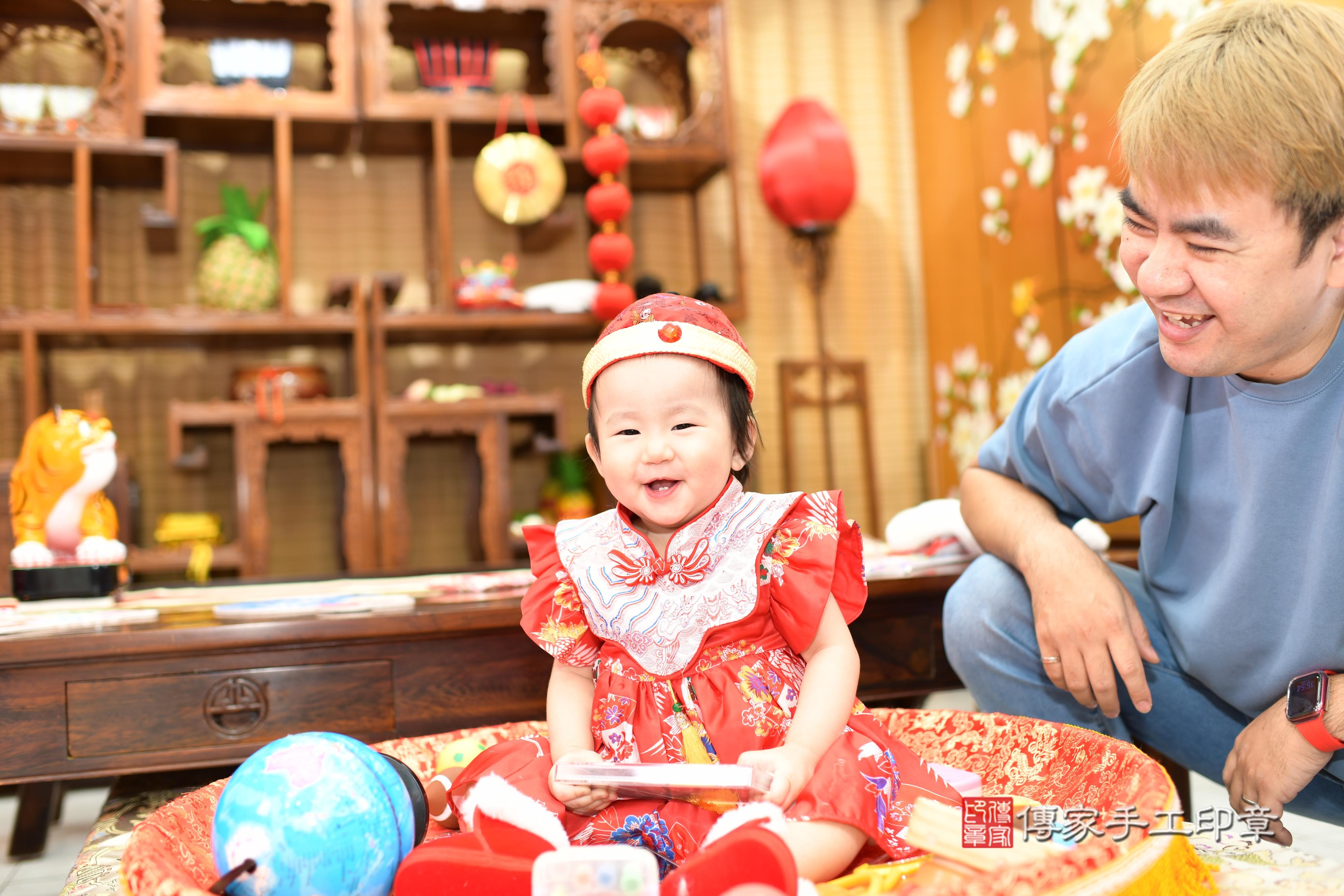 傳家手工印章台南店、抓周、度脺、中國風會場、傳家嬰兒古禮、吉祥話、抓周道具物品24種、拍照。抓周證書。寶寶抓周、滿周歲、生日快樂、祝福