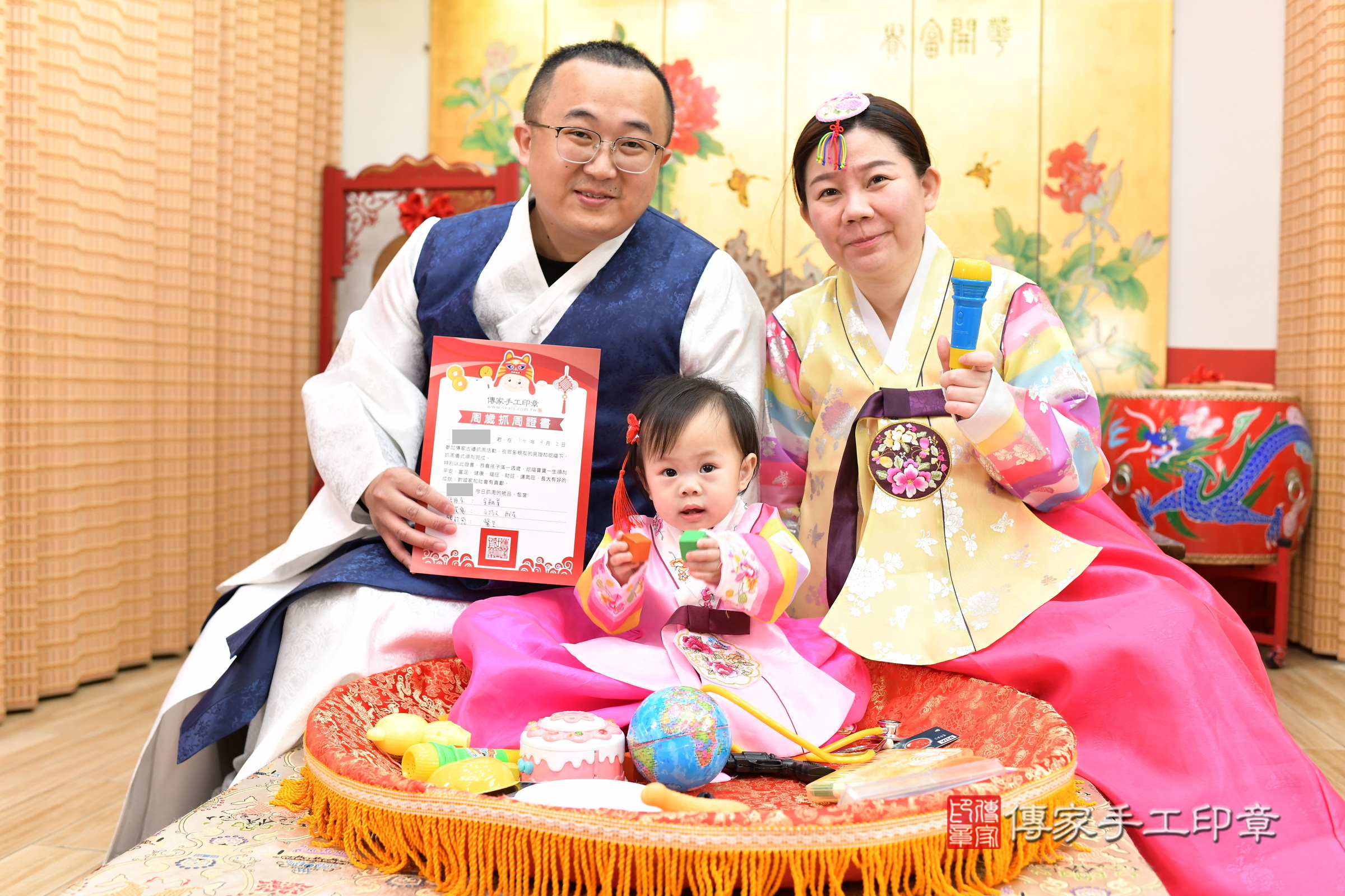 台北市大同區小妤寶寶抓周推薦：傳家台北店抓周度脺中國風會場，嬰兒古禮抓周流程儀式吉祥話、抓周道具物品24種、拍照。抓周證書。2025.3.8，照片8