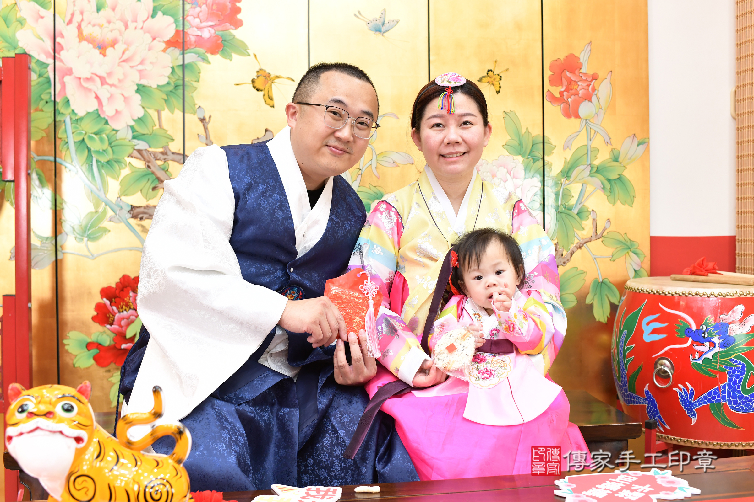 台北市大同區小妤寶寶抓周推薦：傳家台北店抓周度脺中國風會場，嬰兒古禮抓周流程儀式吉祥話、抓周道具物品24種、拍照。抓周證書。2025.3.8，照片17