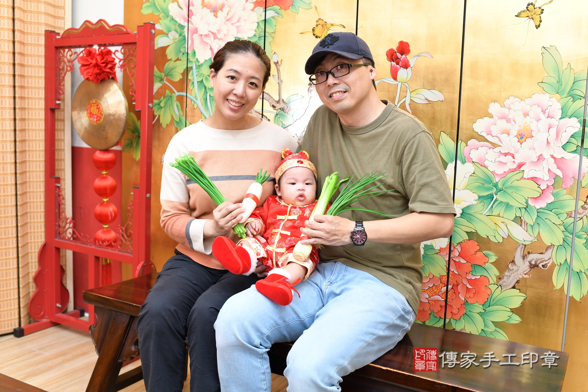 小澄寶寶(台北市大同區嬰兒寶寶滿月剃頭理髮、嬰兒剃胎毛儀式吉祥話)。中國風會場，爸媽寶貝穿「日中韓」古裝禮服。專業拍照、證書。★購買「臍帶章、肚臍章、胎毛筆刷印章」贈送：剃頭、收涎、抓周，三選一。2025.3.15，照片15